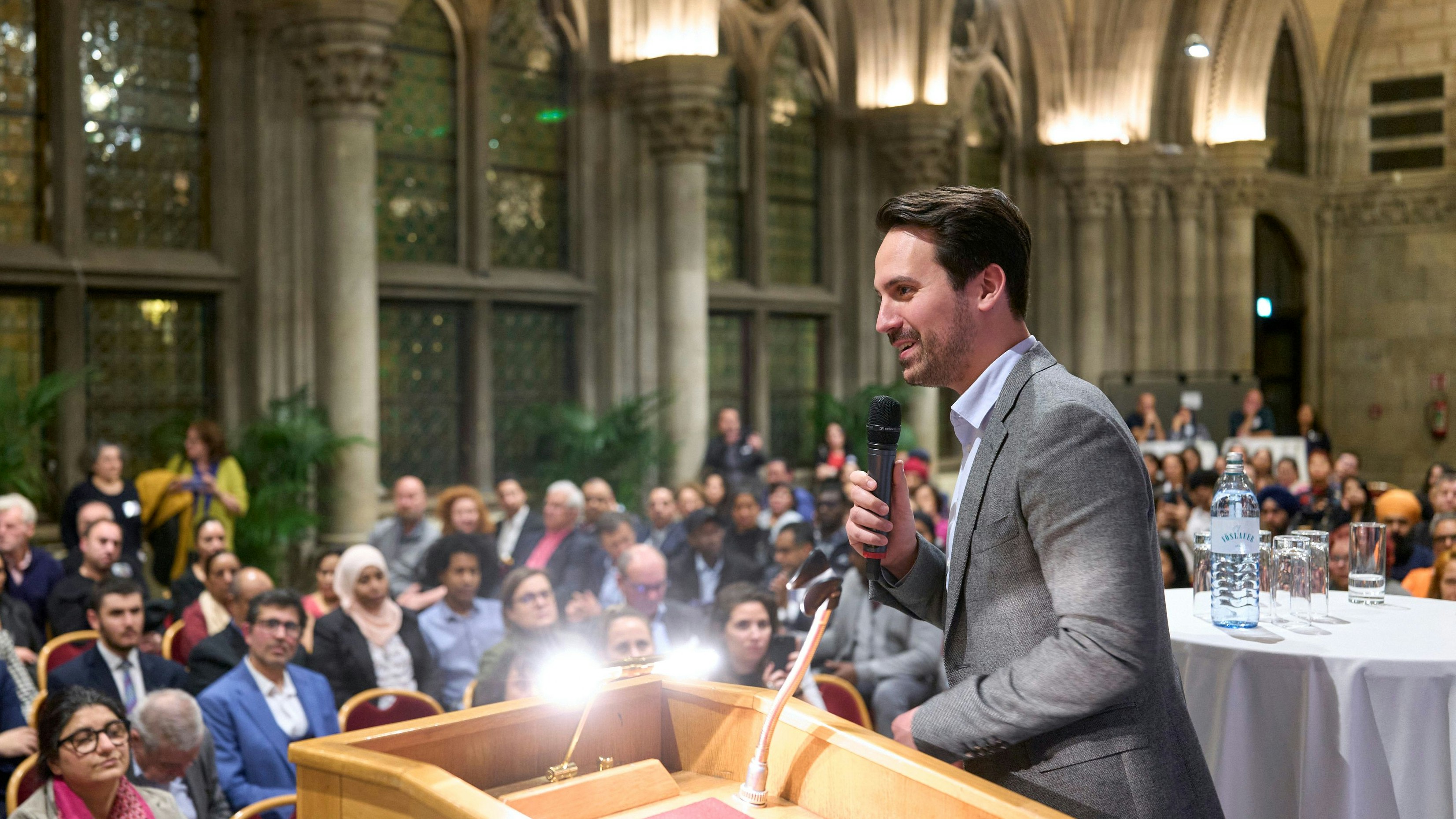 Integrationsstadtrat Christoph Wiederkehr (Neos) beim Community Forum im Wiener Rathaus.