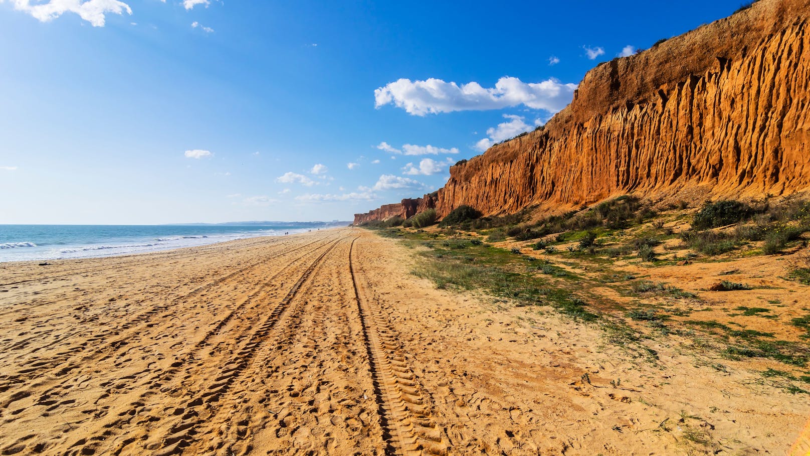 Beeindruckende Klippen, goldglitzernder Sand und blaues Wasser - das ist der Praia da Falésia.