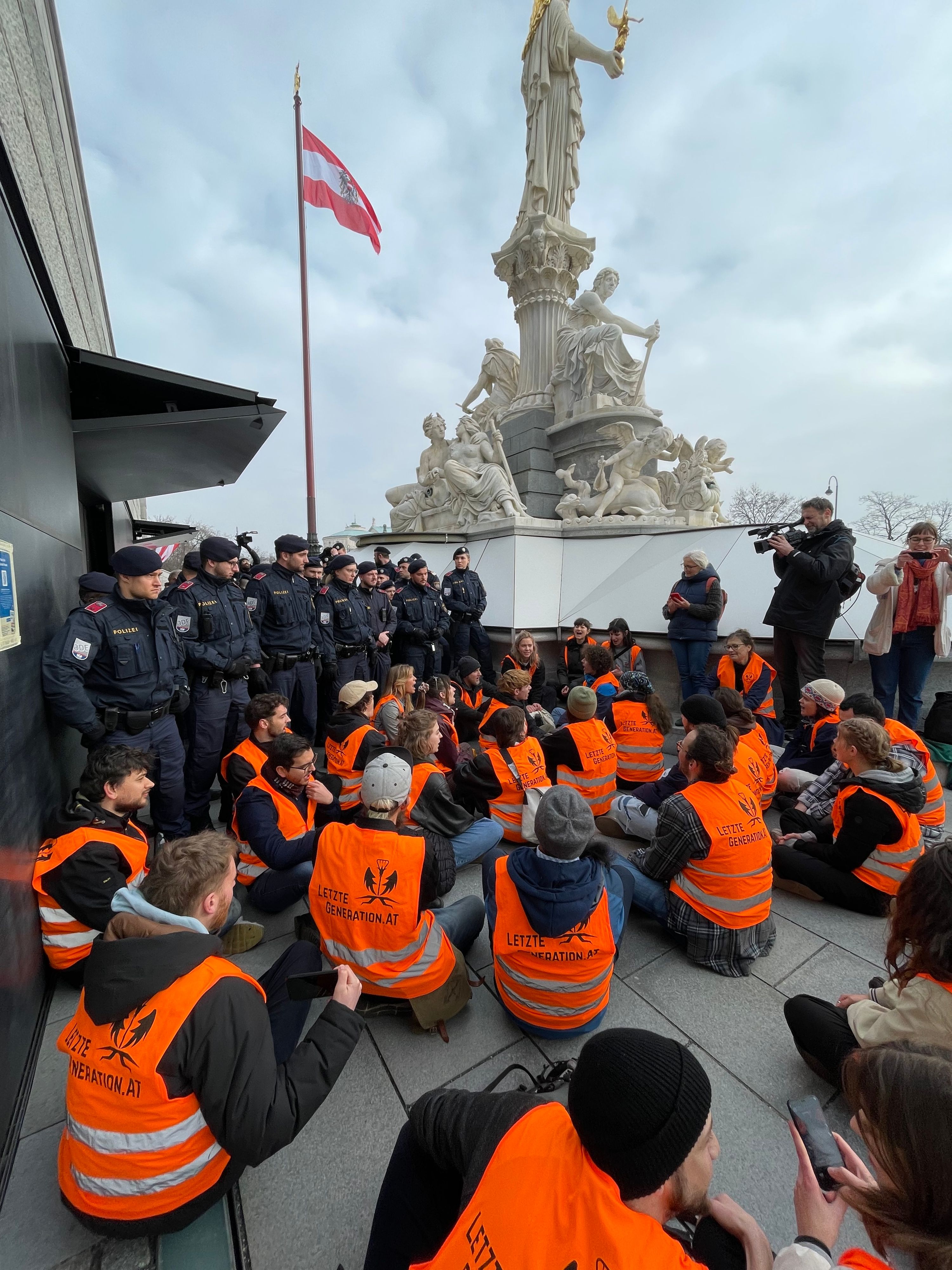 Klima-Kleber der Letzten Generation wollten am 28. Februar 2024 in das Parlament eindringen.