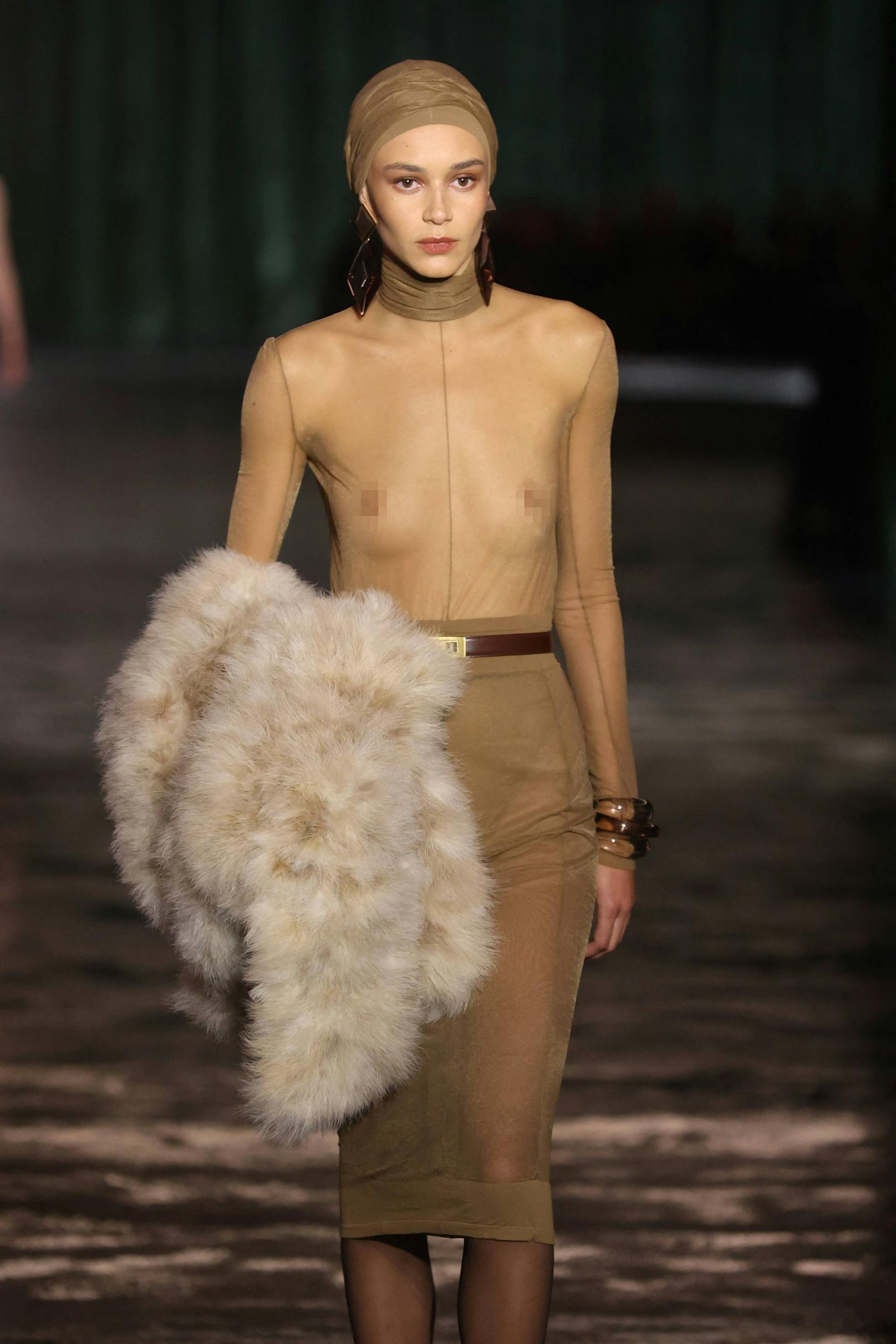 "Saint Laurent"-Modenschau mit durchsichtigen Outfits für die Womenswear Fall/Winter 2024-2025 Kollektion bei der Paris Fashion Week am February 27, 2024.