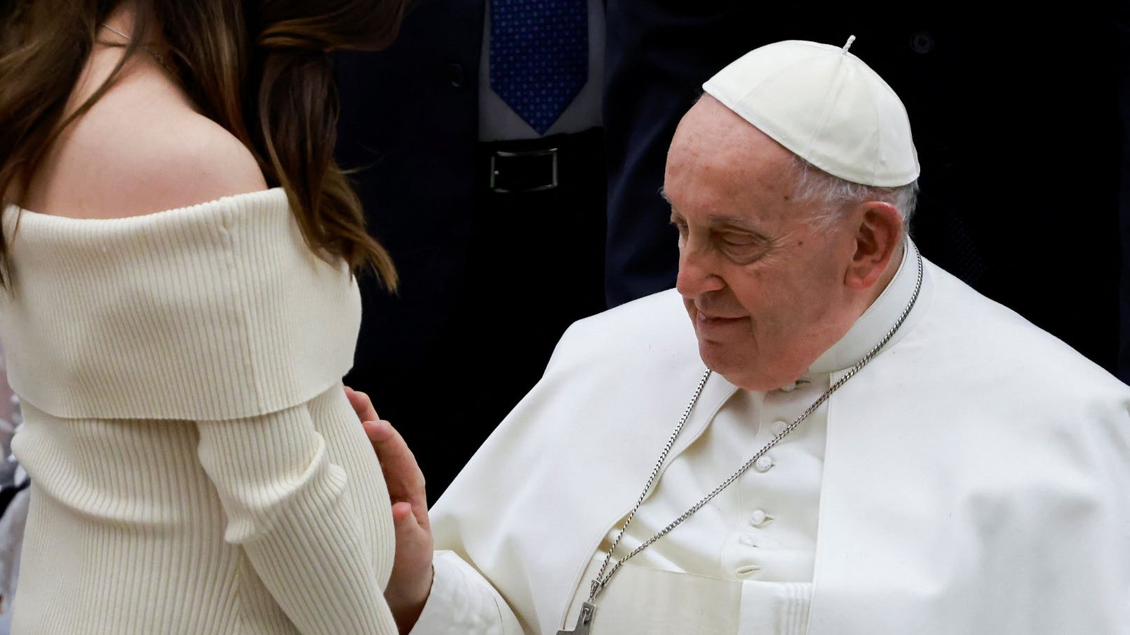 Papst Franziskus musste am Mittwoch (280.2.2024) nach der Generalaudienz in ein Krankenhaus gebracht werden.