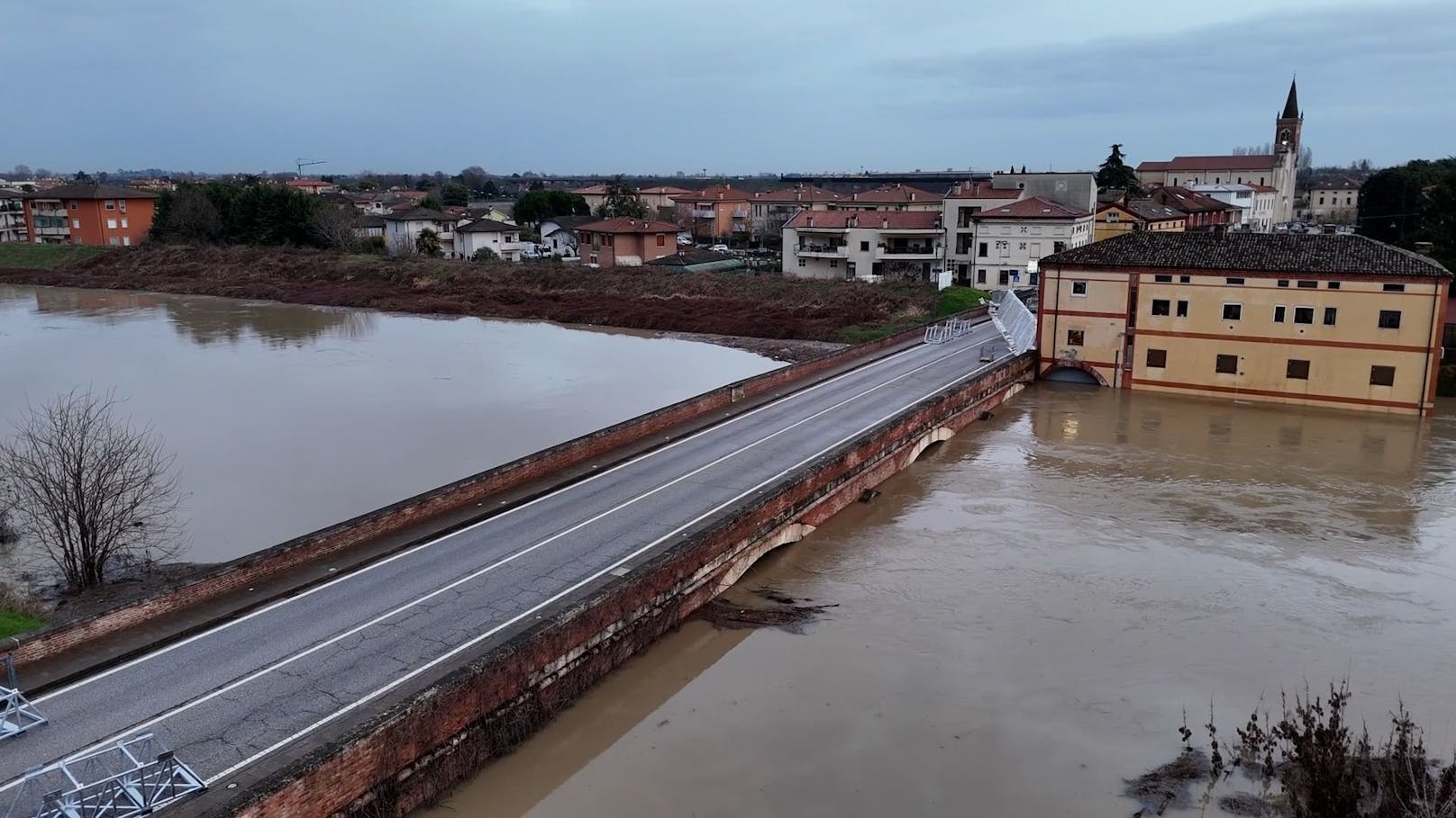 Hochwasser könnte 355 Jahre alte Brücke zerstören
