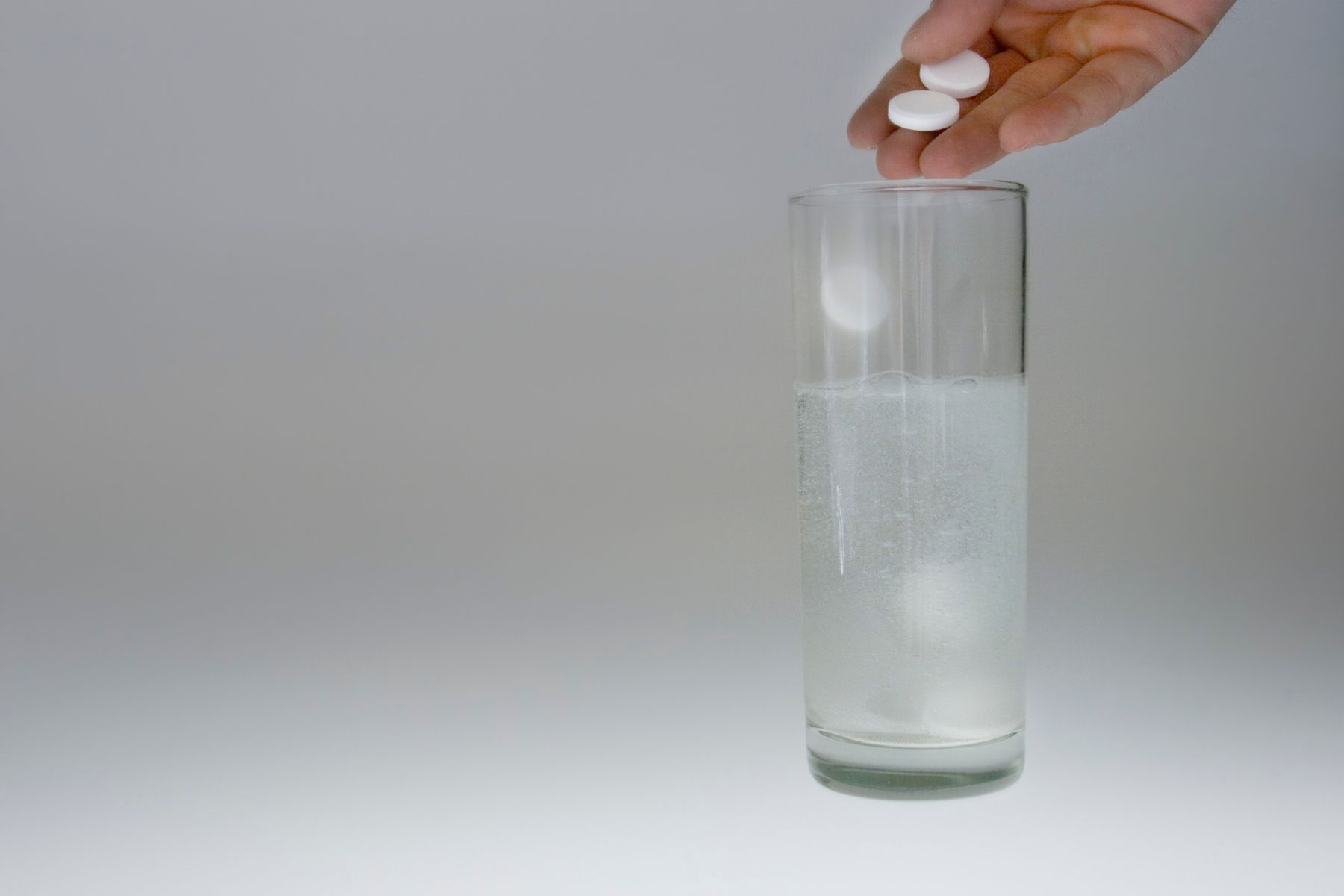 Der Mann mischte die Arznei ins Wasser und bestand darauf, dass seine Frau es trank. (Symbolbild).&nbsp;