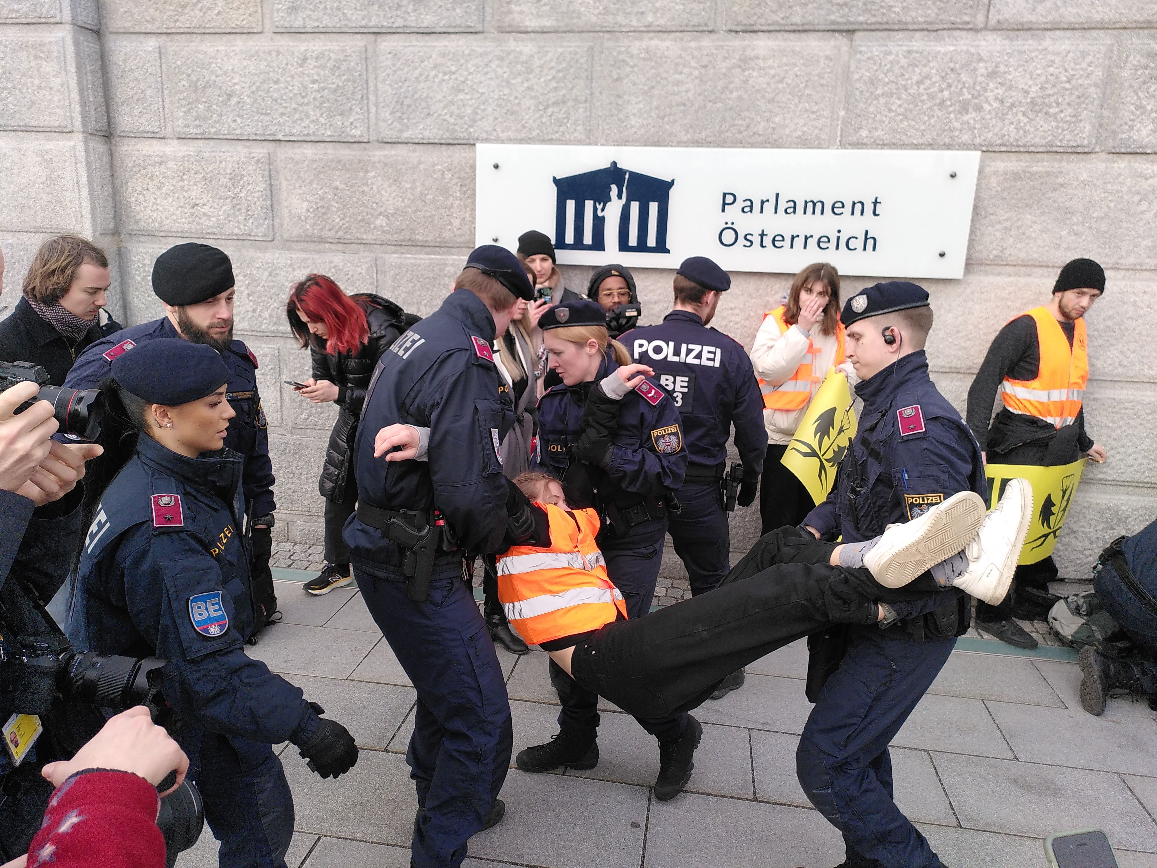Die Polizei muss bei Aktionen der Klima-Kleber immer wieder eingreifen. Zuletzt etwa bei einer Protestaktion vor dem Parlament.&nbsp;