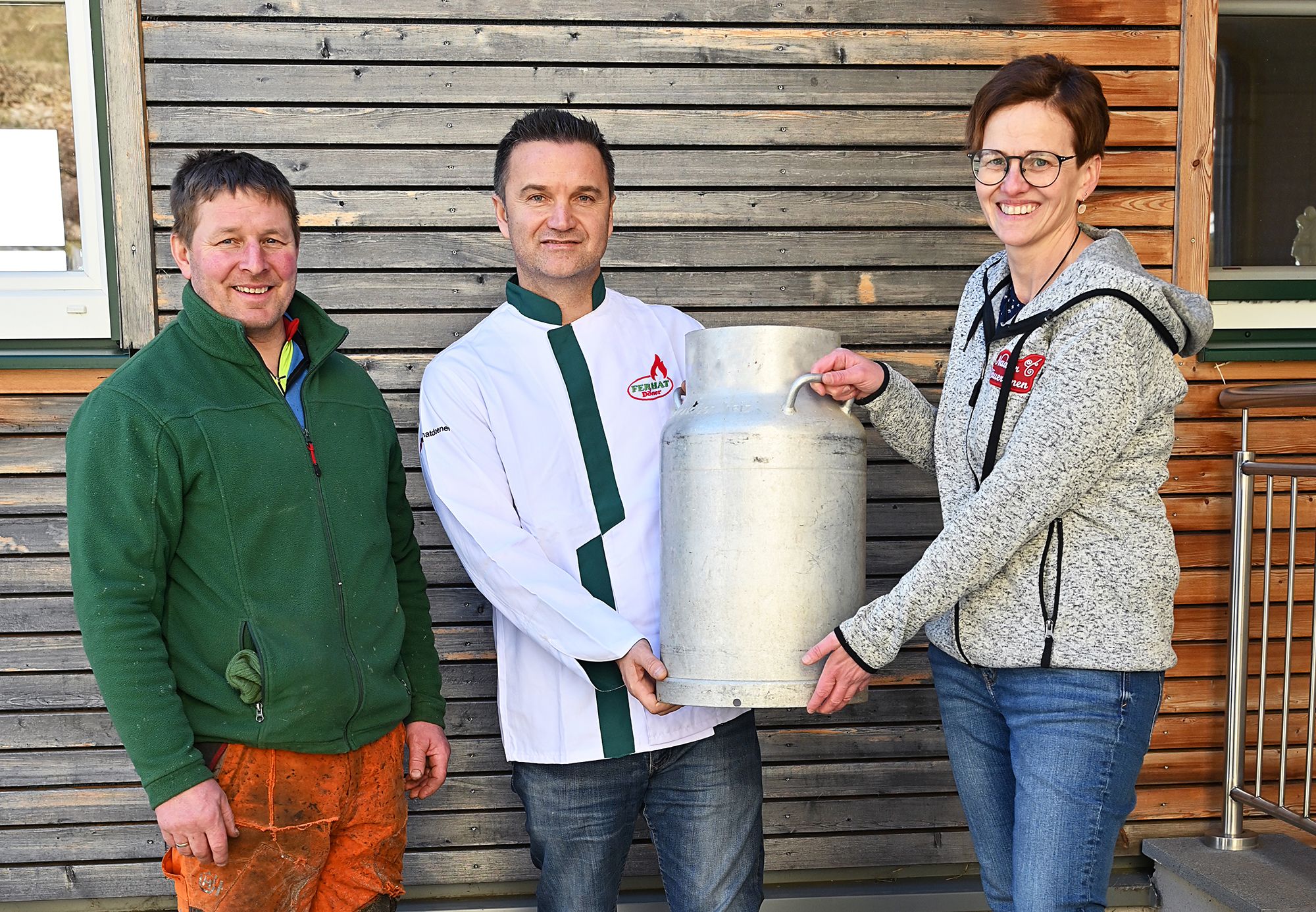 Ferhat Yildirim mit den Weizer Schafbauern Johann und Barbara Neuhold