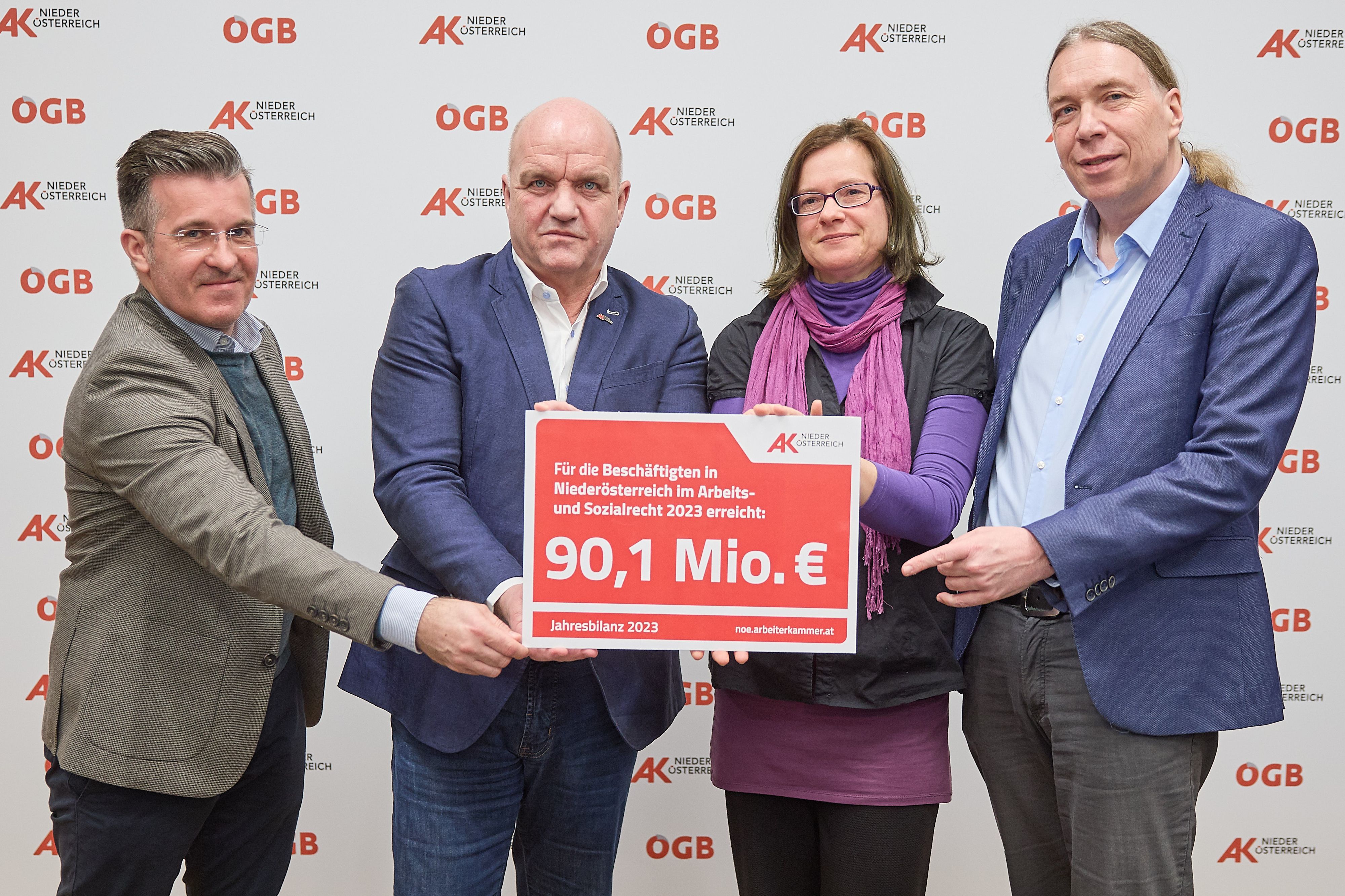 Heute fand in der Arbeiterkammer (AK) Niederösterreich eine Pressekonferenz zur Arbeitsrechtsbilanz 2023 statt. (v.L.) Vera Kmenta-Spalofsky (Leiterin Rechtschutzbüro West), Karl Heigel (Abteilungsleiter Arbeits- und Sozialrecht der AK NÖ), Markus Wieser (AK NÖ-Präsident und ÖGB NÖ-Vorsitzender), Thomas Kaindl (Abteilungsleiter Regionale Aufgaben der AK NÖ) während der PK.