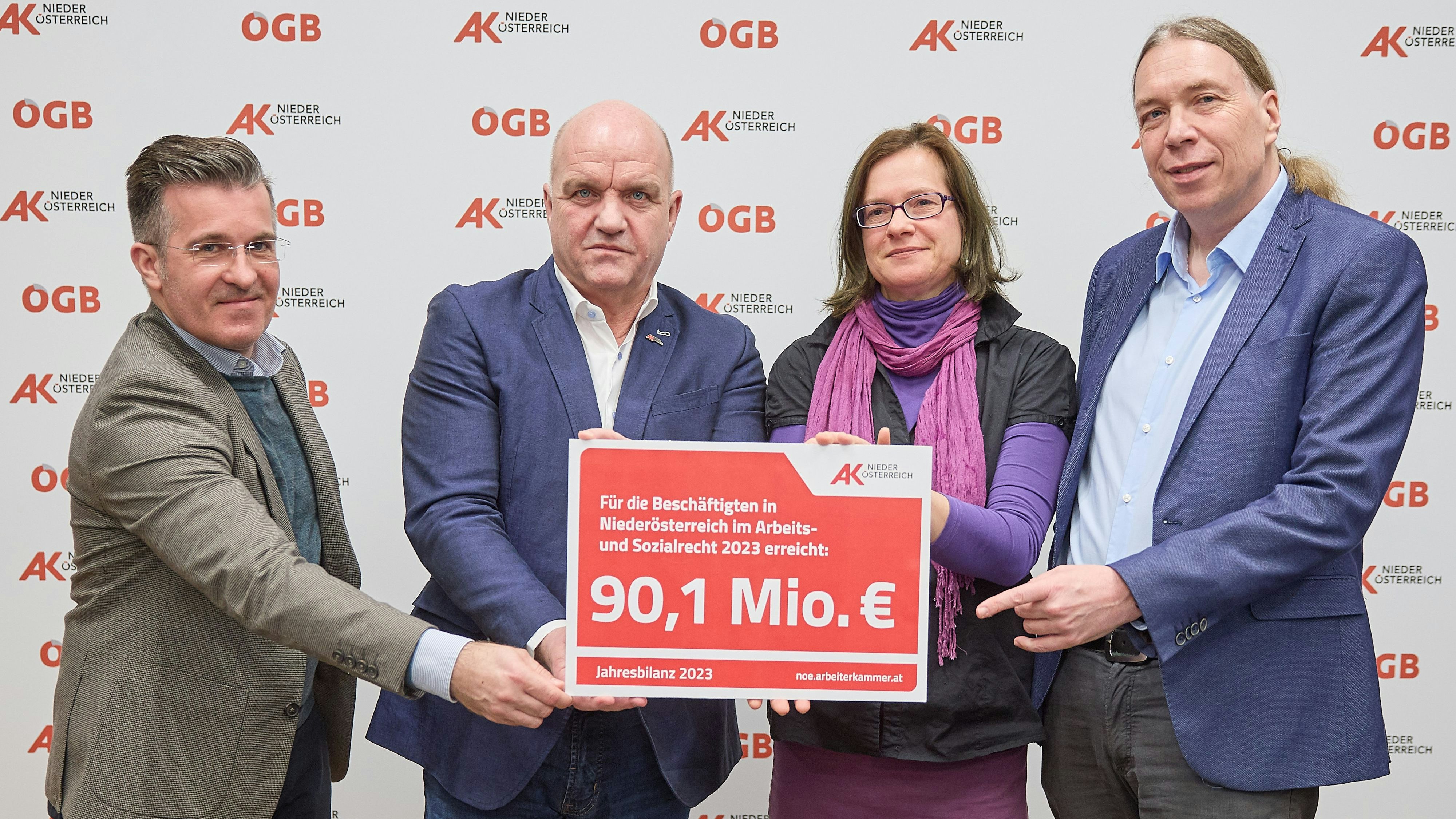 Heute fand in der Arbeiterkammer (AK) Niederösterreich eine Pressekonferenz zur Arbeitsrechtsbilanz 2023 statt. (v.L.) Vera Kmenta-Spalofsky (Leiterin Rechtschutzbüro West), Karl Heigel (Abteilungsleiter Arbeits- und Sozialrecht der AK NÖ), Markus Wieser (AK NÖ-Präsident und ÖGB NÖ-Vorsitzender), Thomas Kaindl (Abteilungsleiter Regionale Aufgaben der AK NÖ) während der PK.