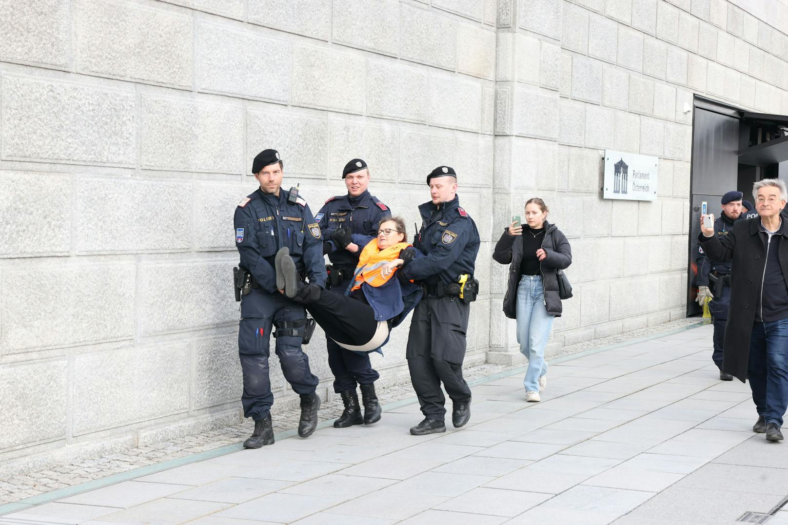 Klima-Kleber der Letzten Generation wollten am 28. Februar 2024 in das Parlament eindringen. Die Polizei stoppte sie am Besucher-Haupteingang hinter dem Pallas-Athene-Brunnen.