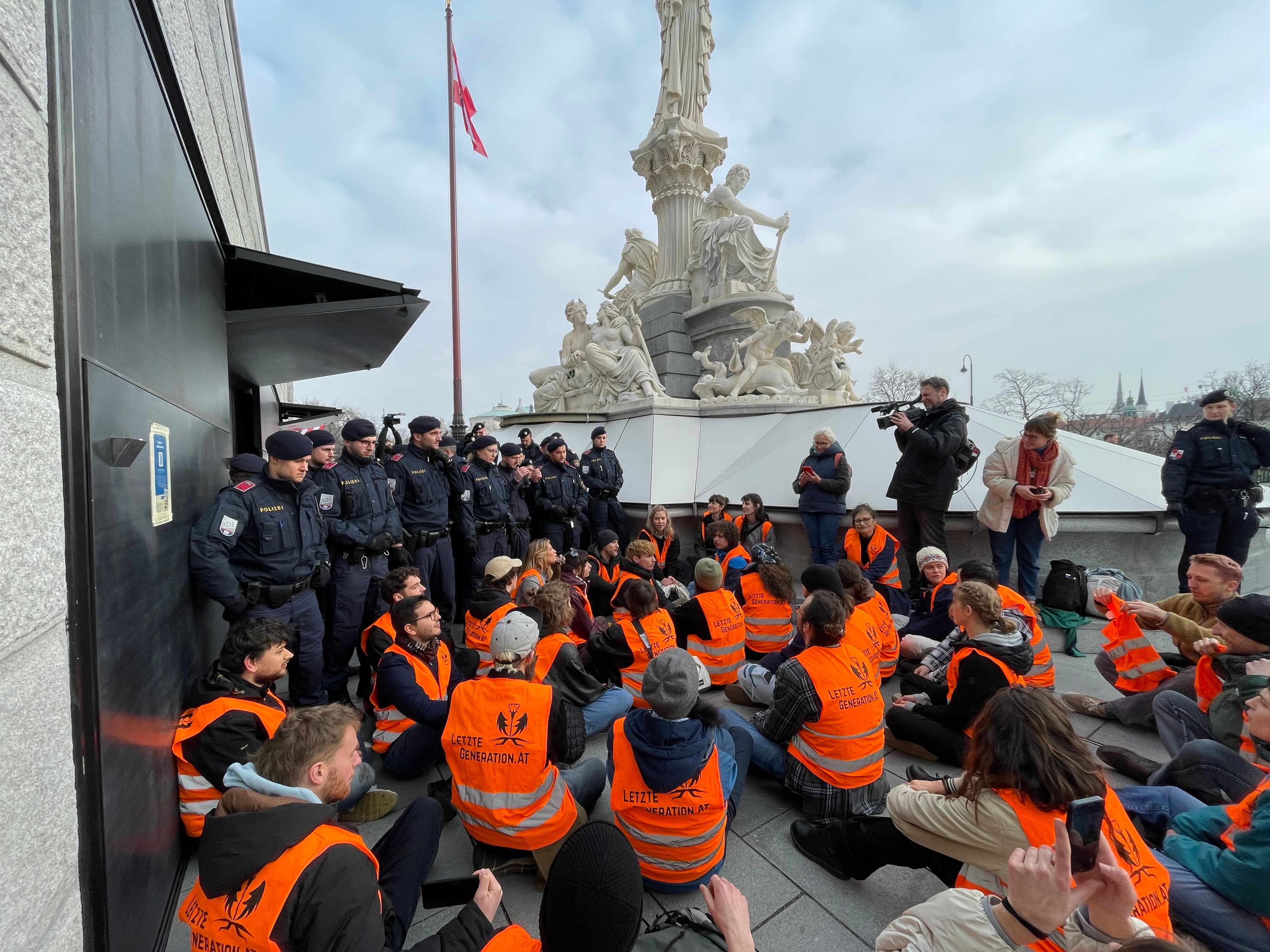 Klima-Kleber der Letzten Generation wollten am 28. Februar 2024 in das Parlament eindringen.