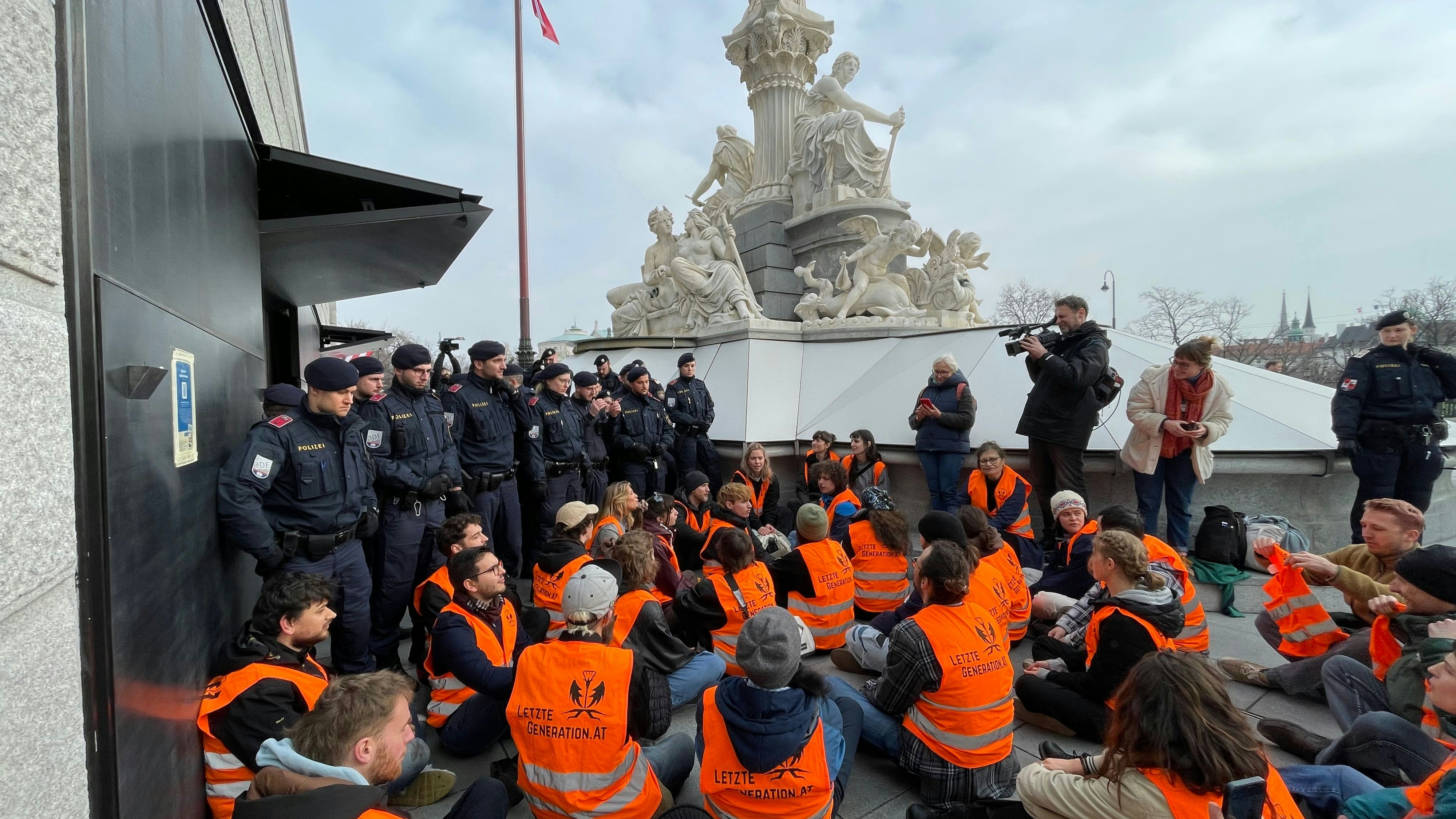 Klima-Kleber der Letzten Generation wollten am 28. Februar 2024 in das Parlament eindringen.