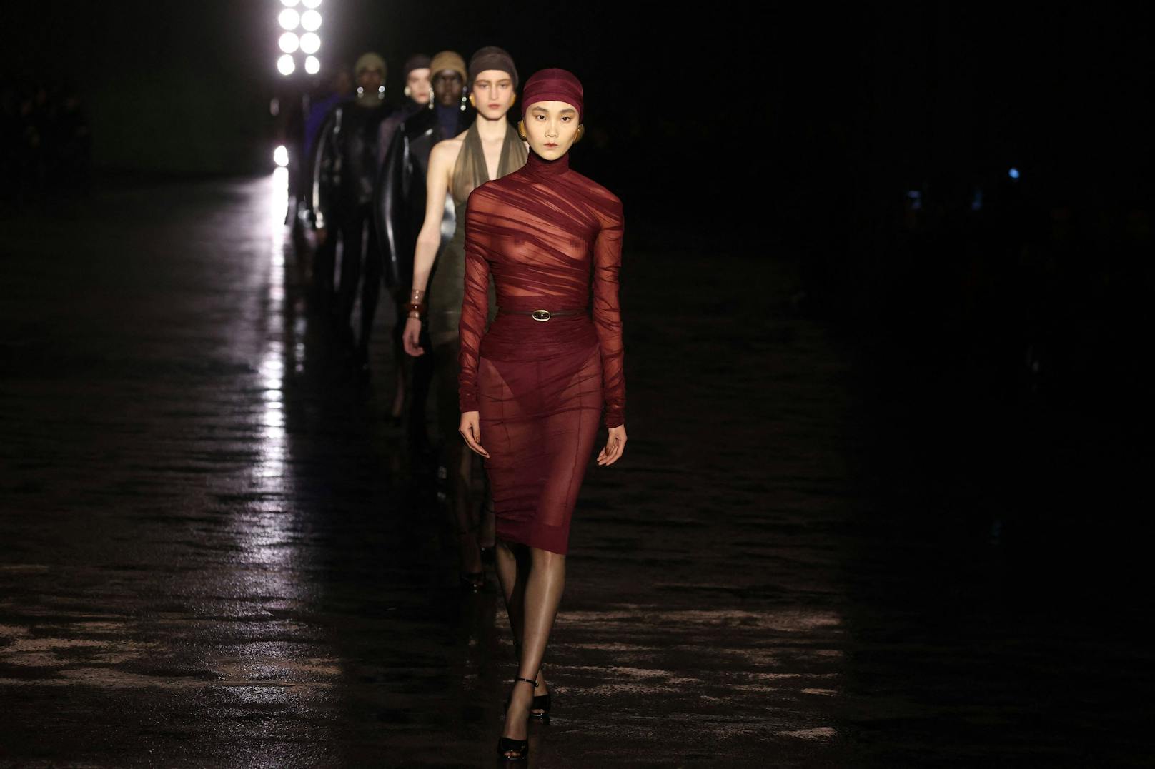 "Saint Laurent"-Modenschau mit durchsichtigen Outfits für die Womenswear Fall/Winter 2024-2025 Kollektion bei der Paris Fashion Week am February 27, 2024.