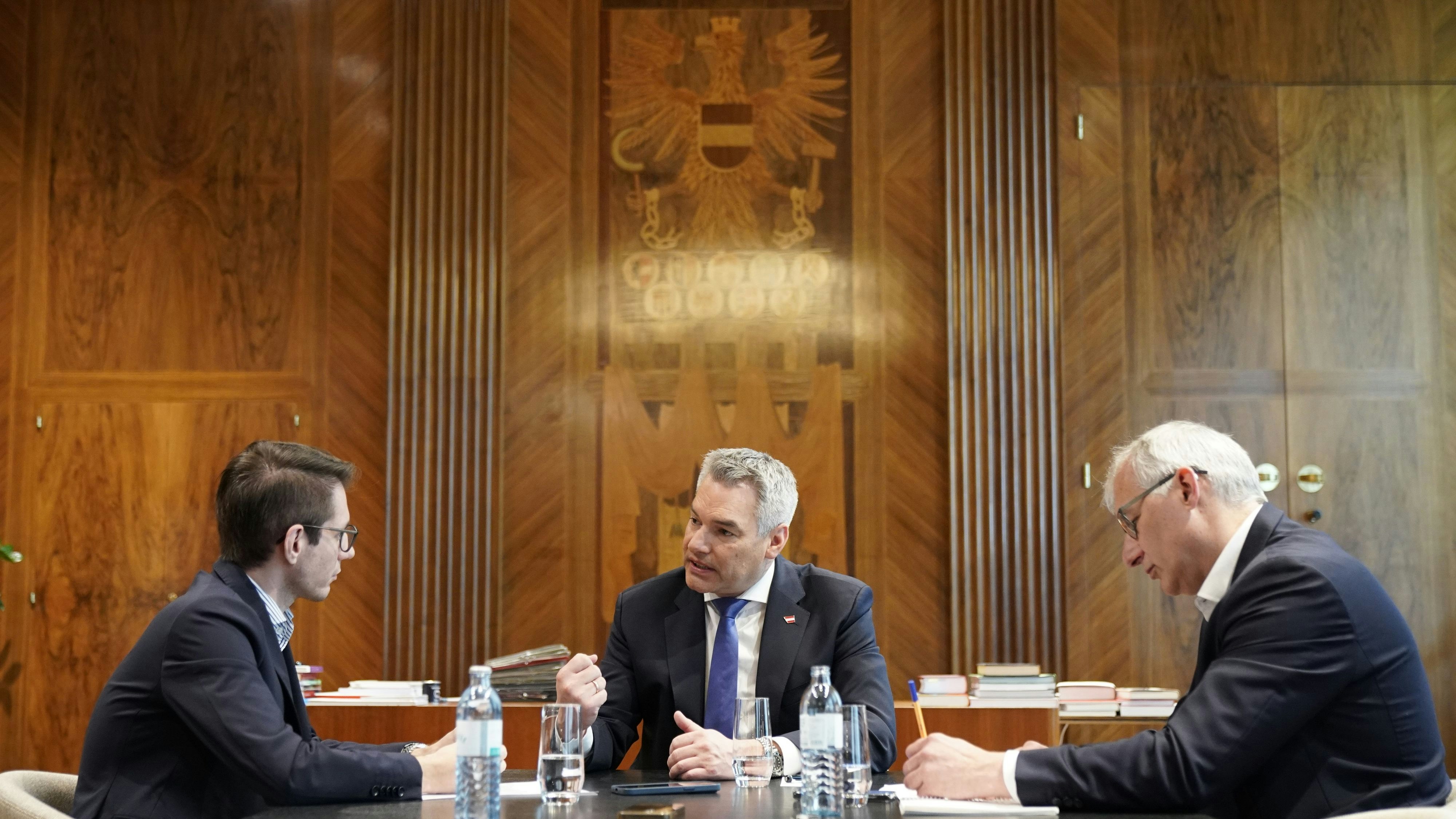 Nehammer im Gespräch mit den "Heute"-Chefredakteuren Clemens Oistric (l.) und Peter Lattinger