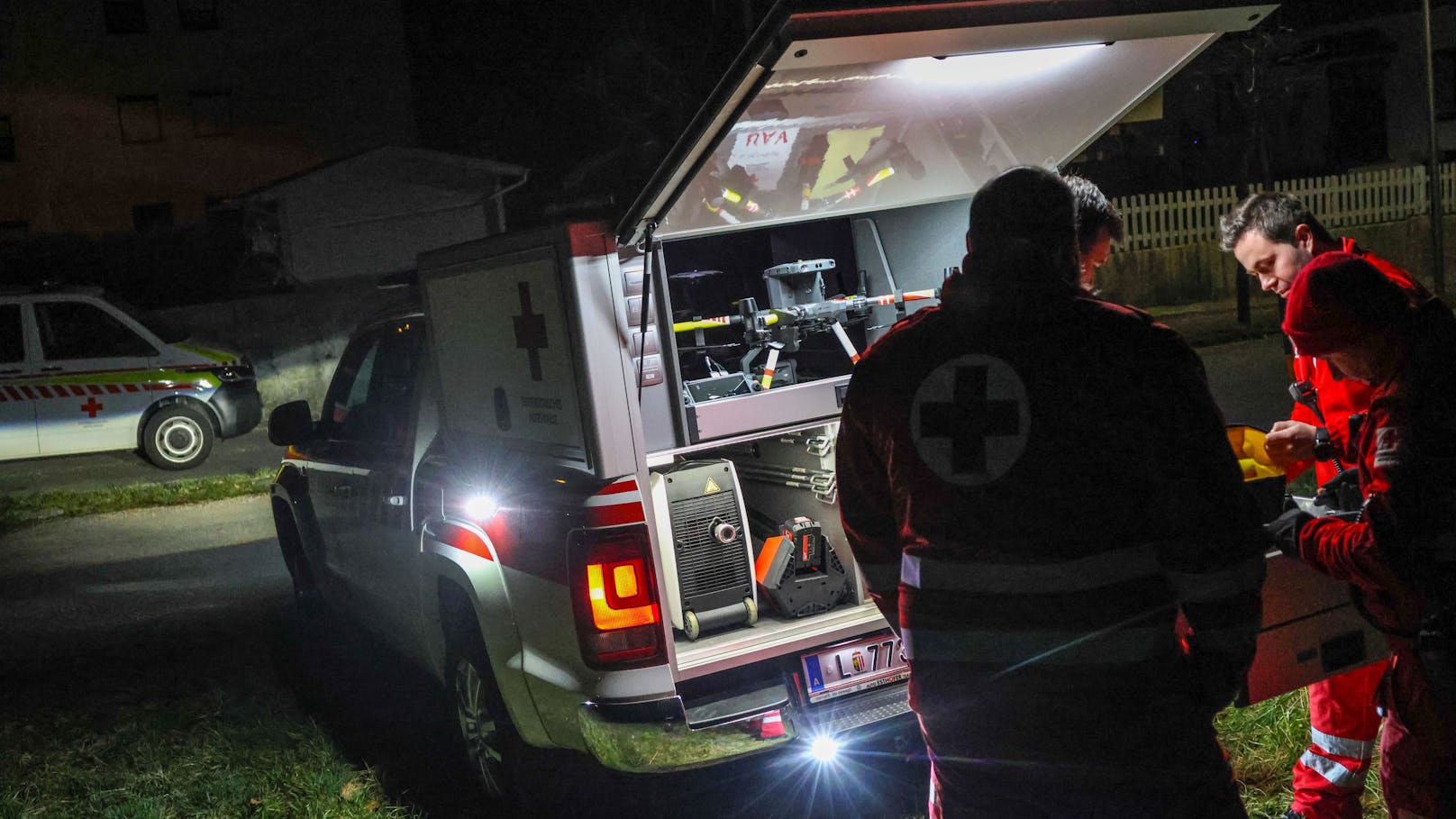 Eine großangelegte Suchaktion nach einer abgängigen Altenheimbewohnerin lief in der Nacht auf Mittwoch in Gmunden. Such- und Rettungshunde, Feuerwehr, Polizei und Drohnen standen im Einsatz.