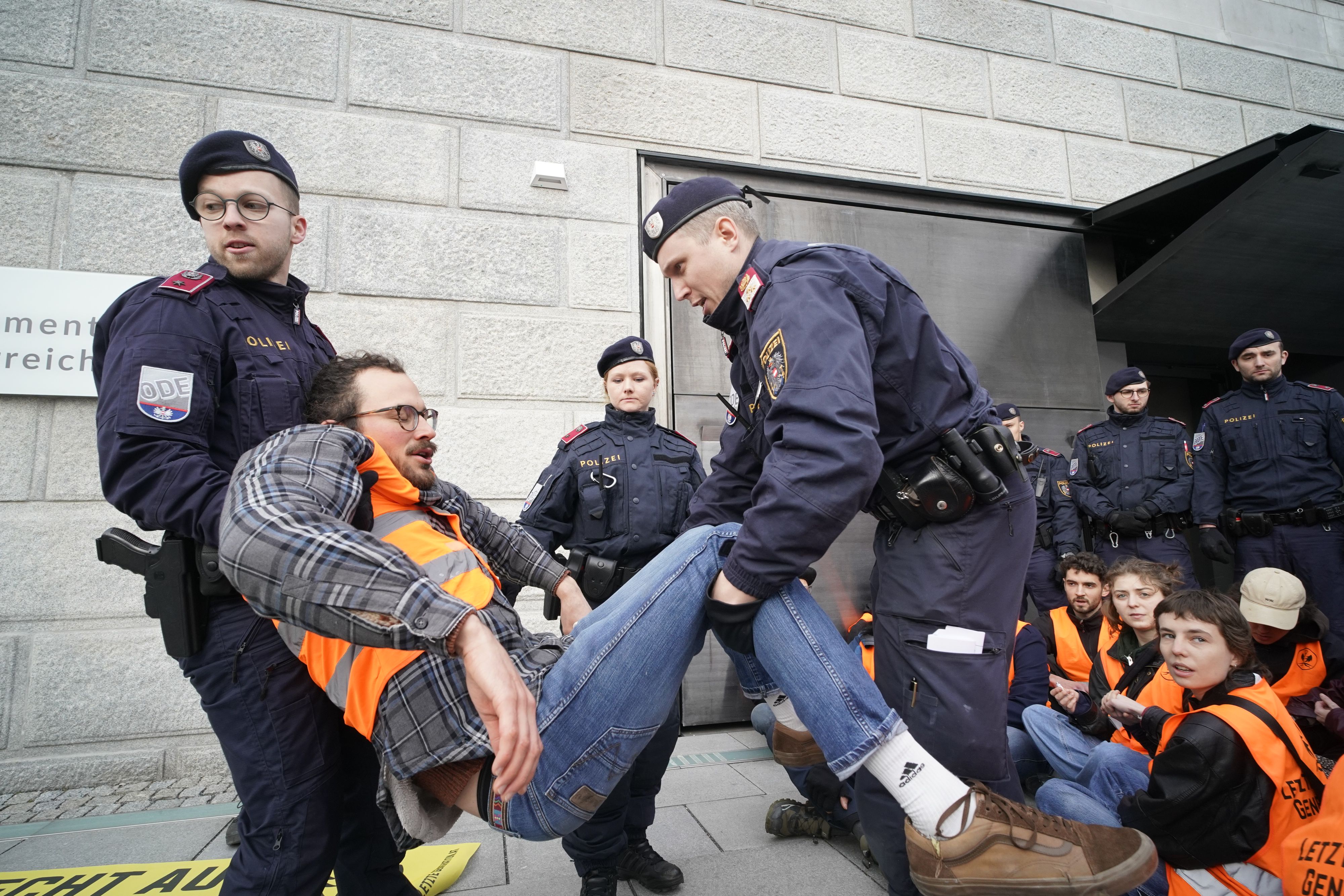 Klima-Kleber der Letzten Generation wollten am 28. Februar 2024 in das Parlament eindringen. Die Polizei stoppte sie am Besucher-Haupteingang hinter dem Pallas-Athene-Brunnen. Jetzt ist alles vorbei - sie lösen sich auf.
