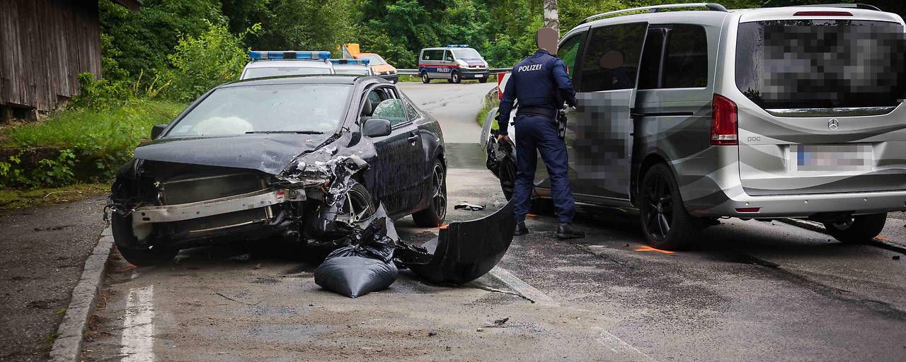 Das Auto, in dem die Migranten saßen, wurde im Bezirk Braunau völlig zerstört.