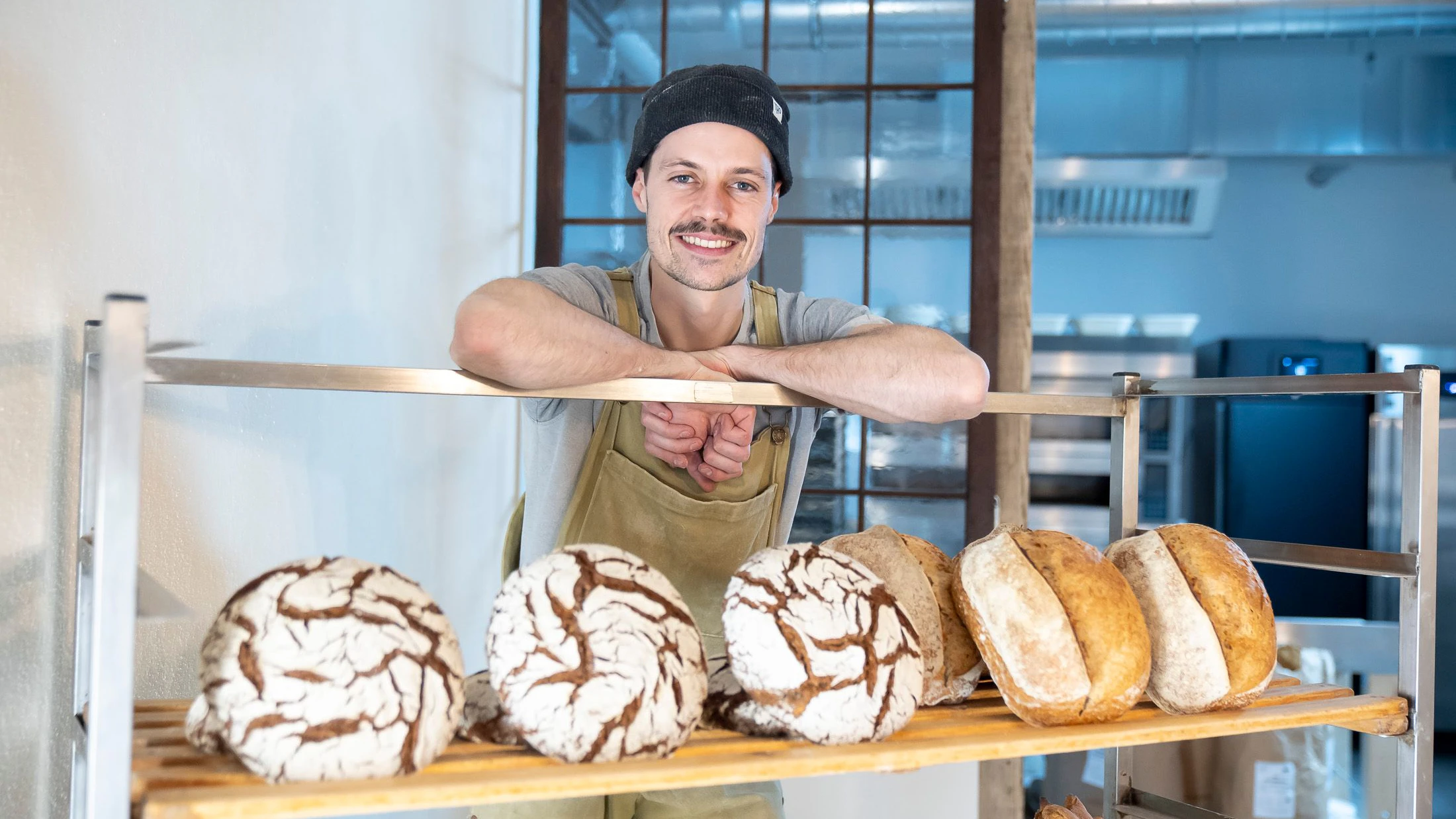 bäcker paul in der bäckerei in der ferdinandstraße 2, 20240227 foto: helmut graf/tageszeitung heute