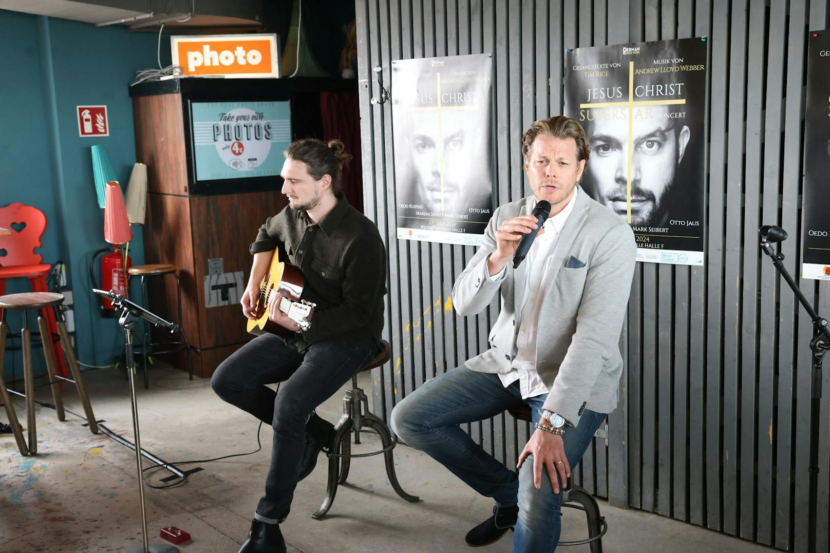 Mark Seibert spielt "Pontius Pilatus" – er brauchte bei der PK drei Anläufe, der Text war dem Musical-Star entfallen; "Noch habe ich Zeit bis Ostern, um ihn lernen"