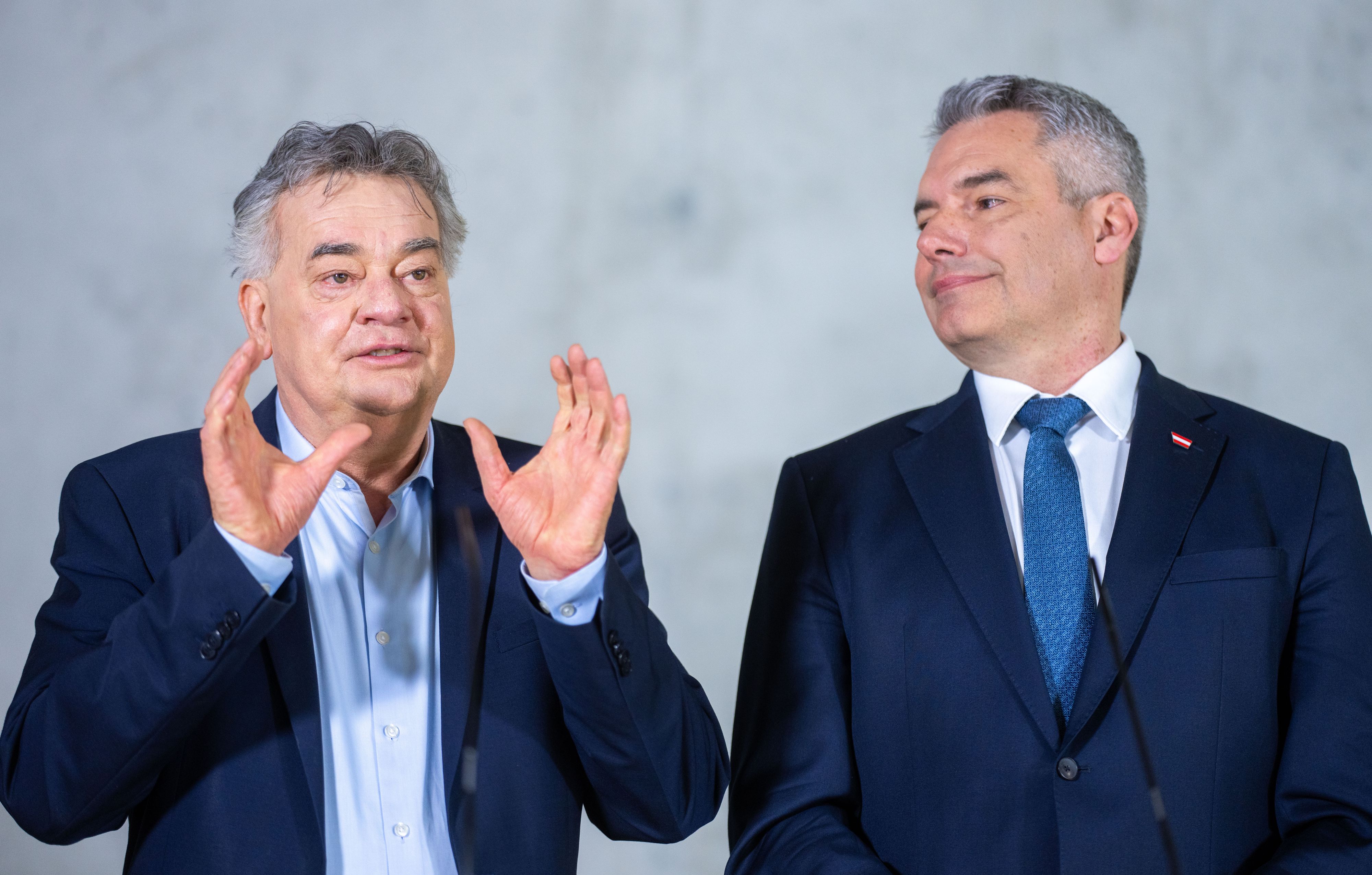 Vizekanzler <strong>Werner Kogler</strong> (Grüne) und Bundeskanzler <strong>Karl Nehammer</strong> (ÖVP) bei der Ankündigung der Wohnraum- und Bauoffensive am 27. Februar 2024 in Wien.