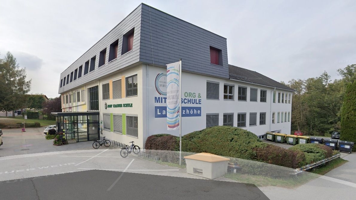 An dieser Schule in Laßnitzhöhe kam es am Mittwochmorgen zu einem Großeinsatz der Polizei.