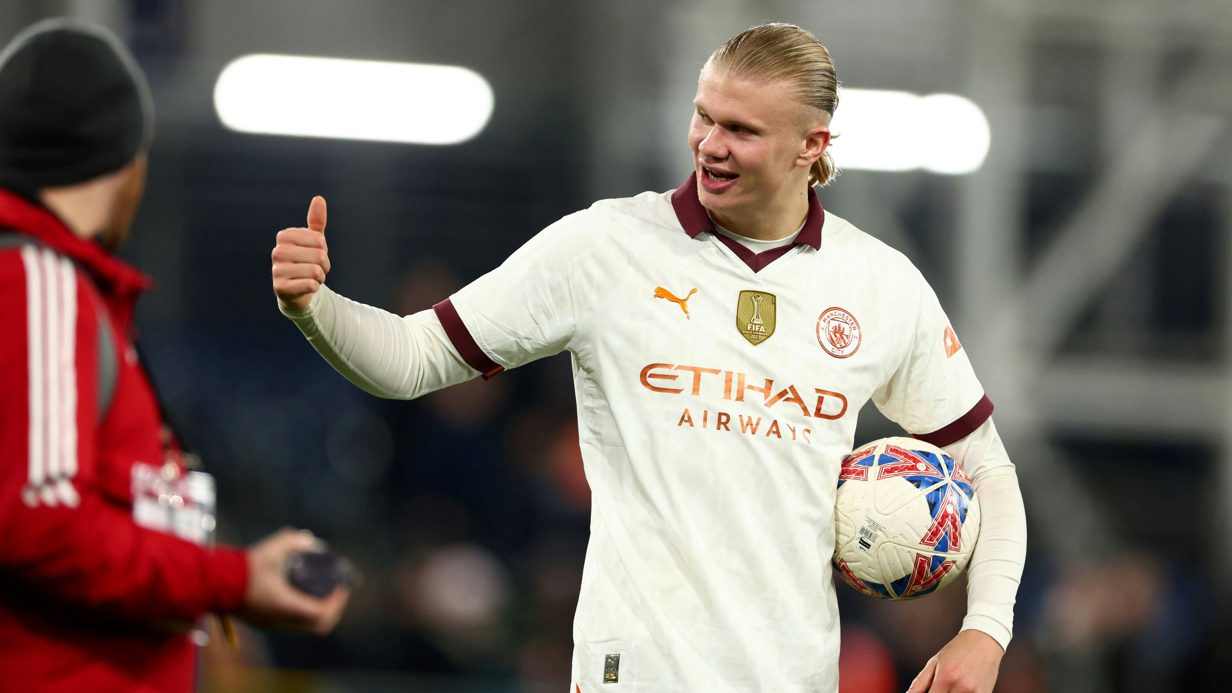 Erling Haaland nimmt den Spielball nach seinem Fünferpack mit heim.