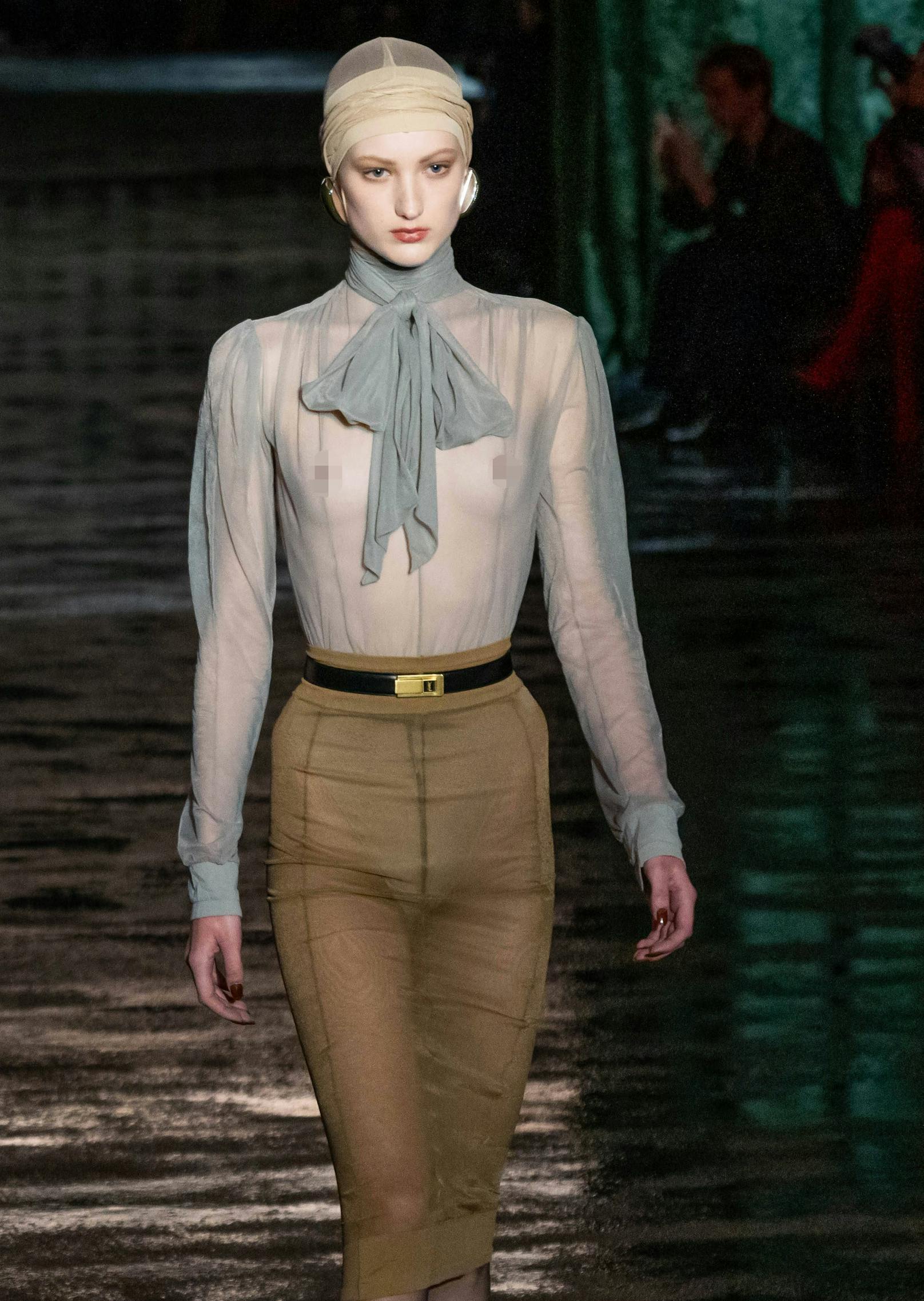 "Saint Laurent"-Modenschau mit durchsichtigen Outfits für die Womenswear Fall/Winter 2024-2025 Kollektion bei der Paris Fashion Week am February 27, 2024.