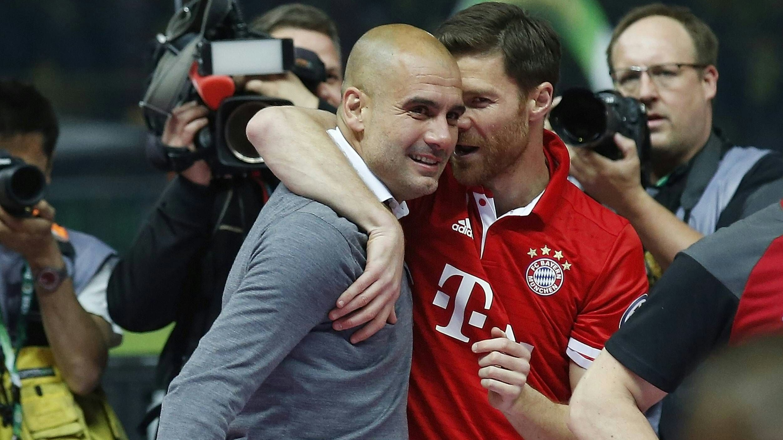 Pep Guardiola und Xabi Alonso nach dem Pokalsieg 2016 – damals noch in Diensten des FC Bayern.