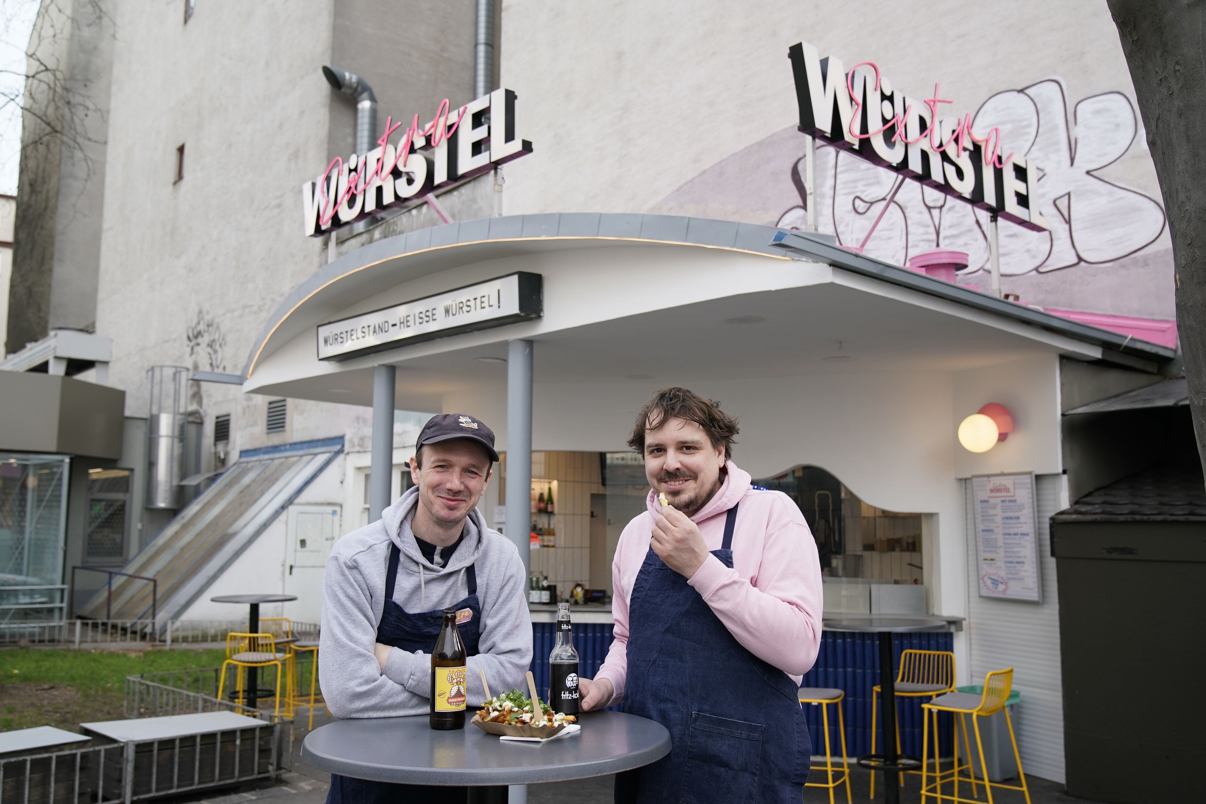 Zwei Brüder führen den Würstelstand an der Taborstraße. Etwa 100 Würstel gehen hier jeden Tag über den Tresen, an dem sich täglich von 11.30 Uhr bis Mitternacht die Gäste tummeln.