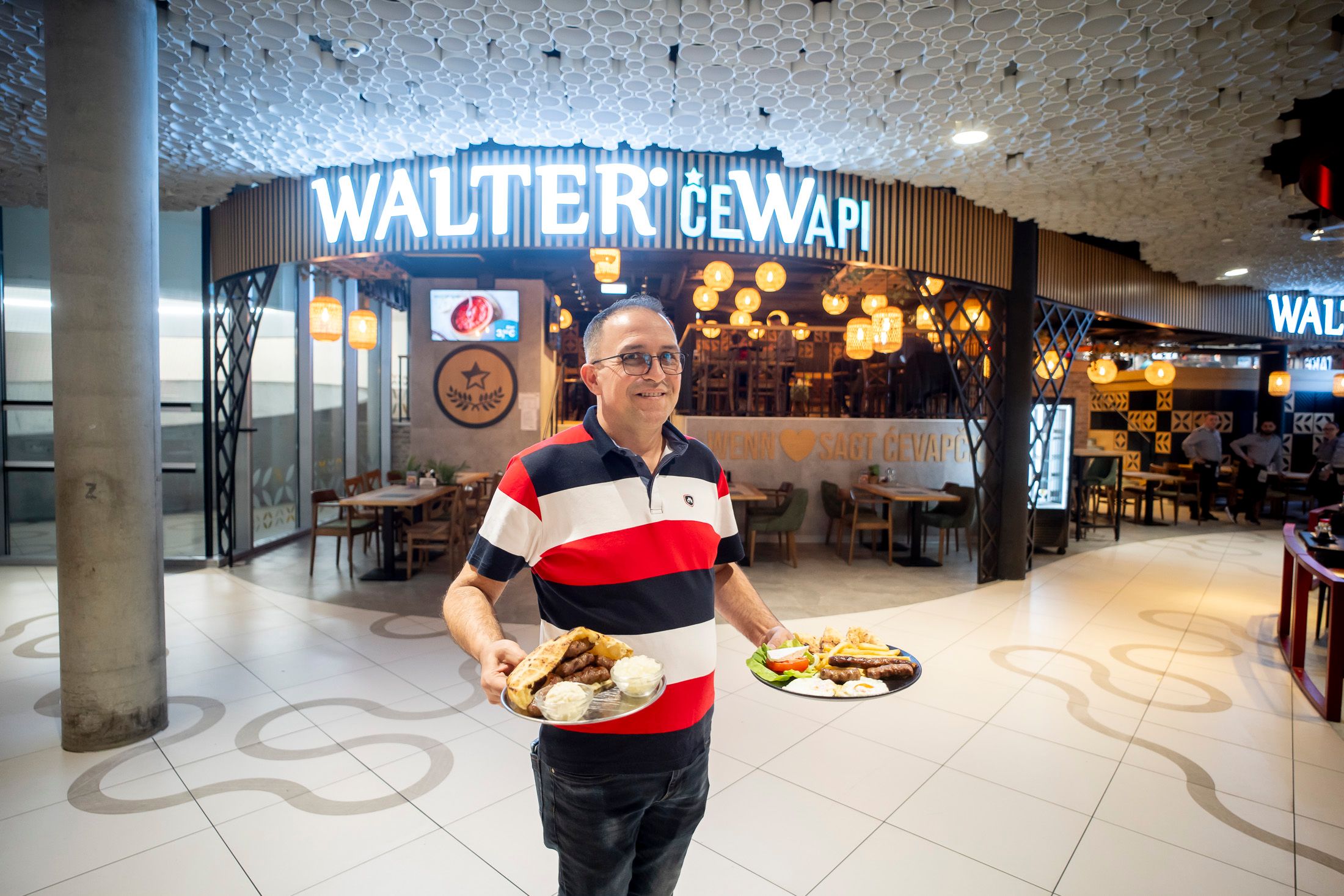 Restaurantmanager am Wiener Standort ist Aleksander&nbsp; Lazić. Hier mit dem Cewapi Teller (5 Stück 5 Euro) und dem Cewapi Frühstück (6,30 Euro)