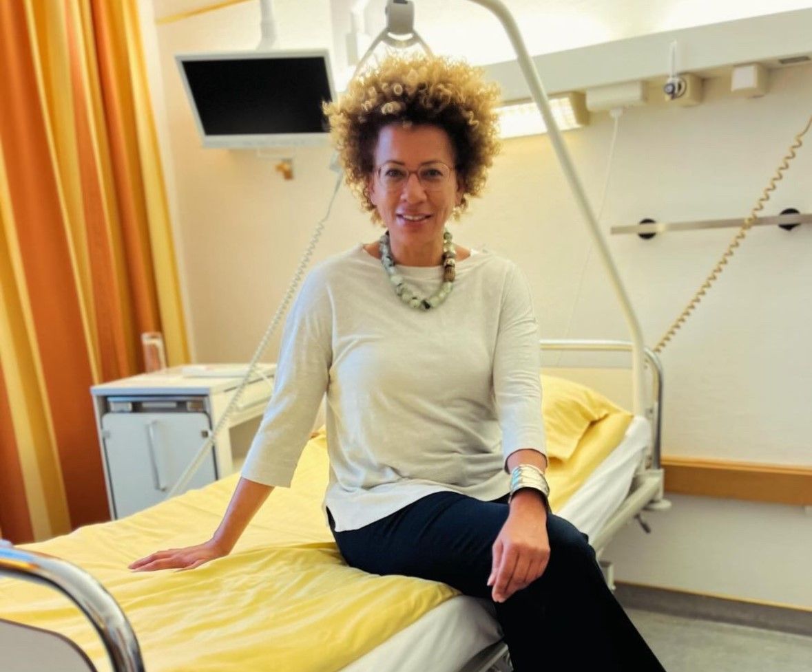 Arabella Kiesbauer muss erneut operiert werden.