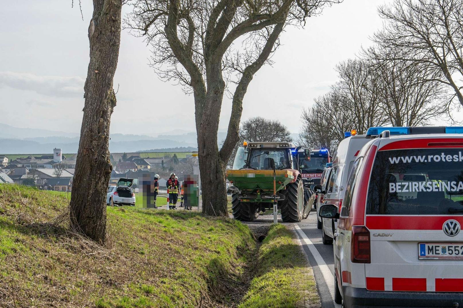 Lenkerin krachte mit Pkw in Traktor.