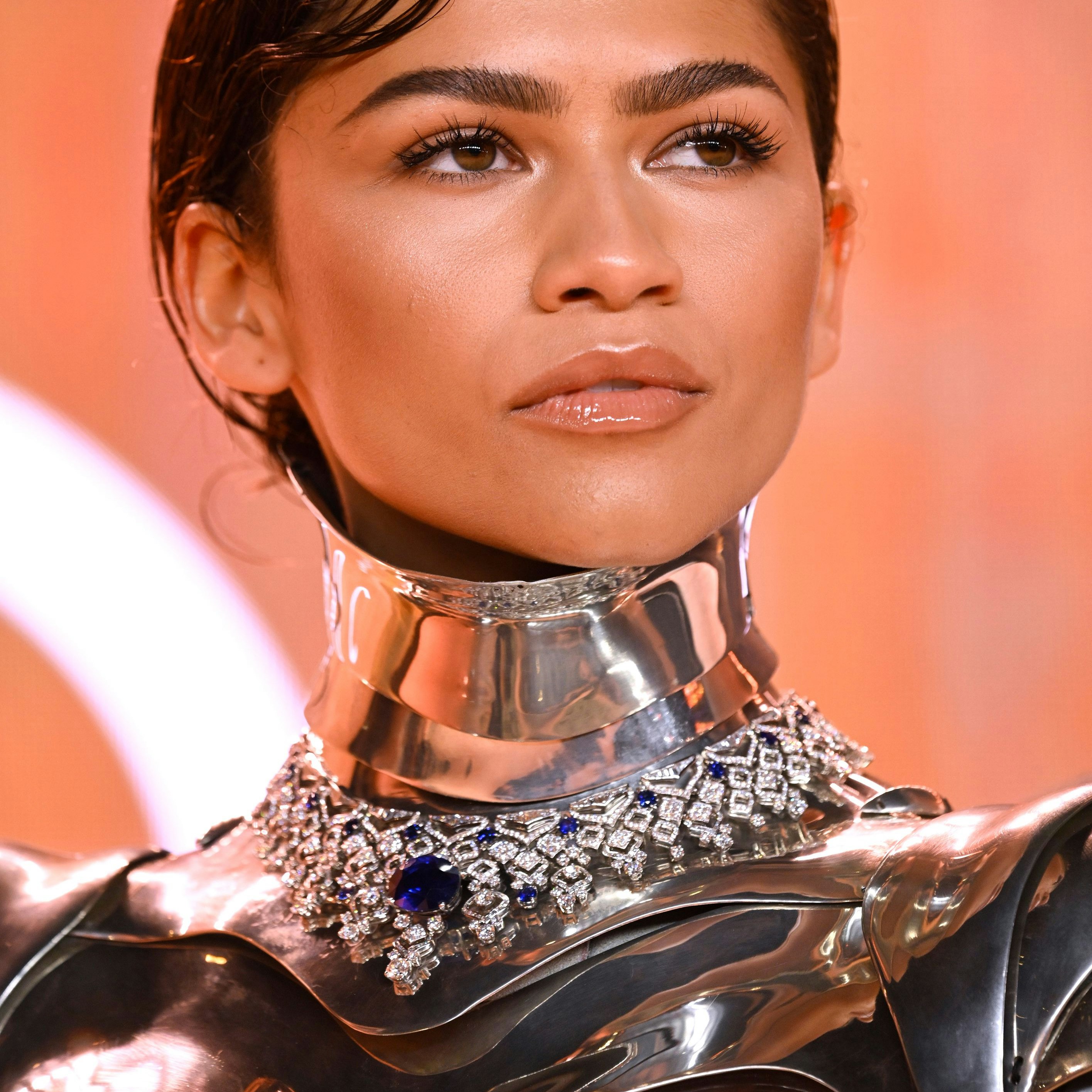 Opulent: Zendaya trug ein Bulgari-Collier, das einen gigantischen Saphir im Zentrum hat.