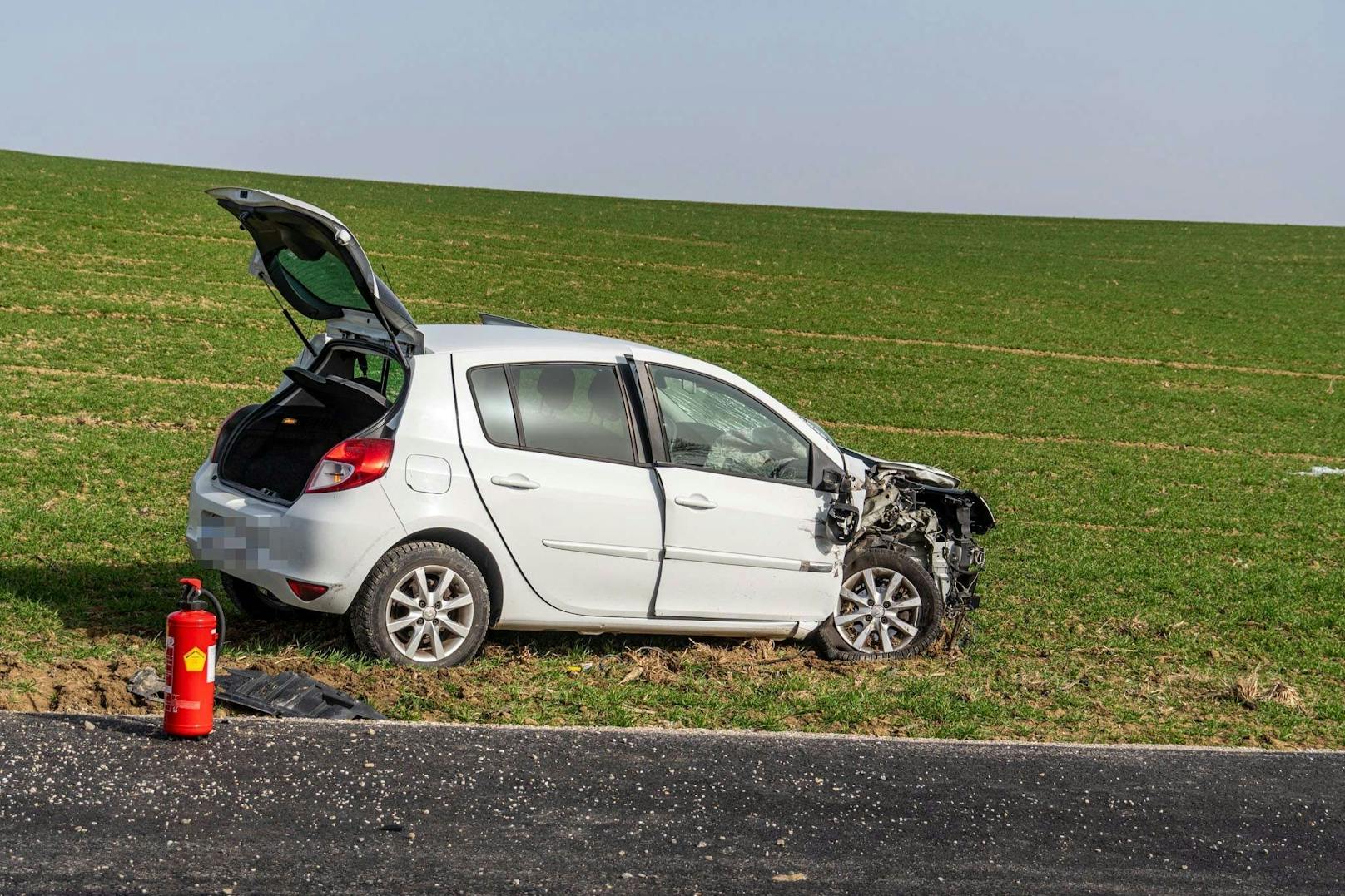 Lenkerin krachte mit Pkw in Traktor.