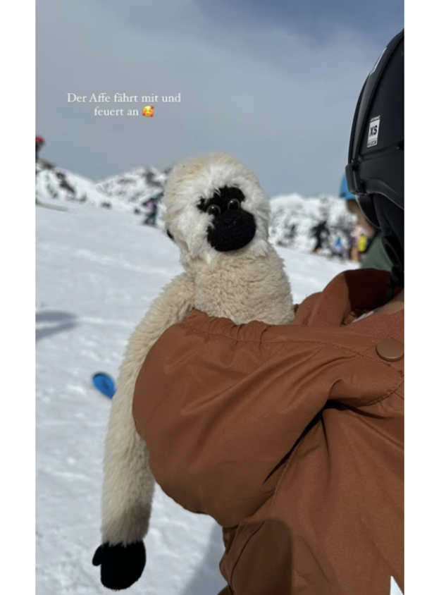 Auch das Kuscheltier von Amira Pochers Sohn darf auf der Piste nicht fehlen.