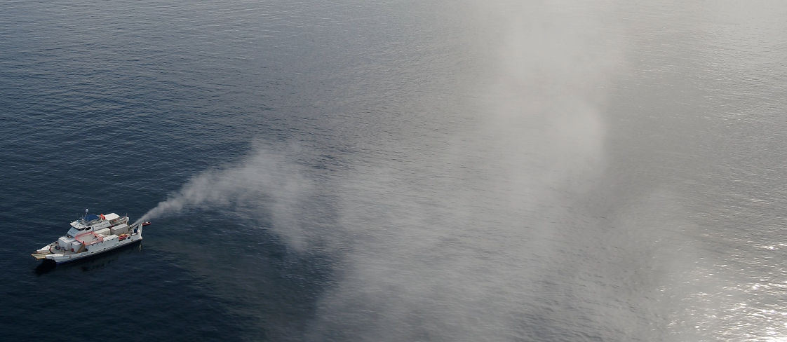 Blick von einer Drohne aus auf das Schiff, von dem das Salzwasser in die Luft geblasen wird