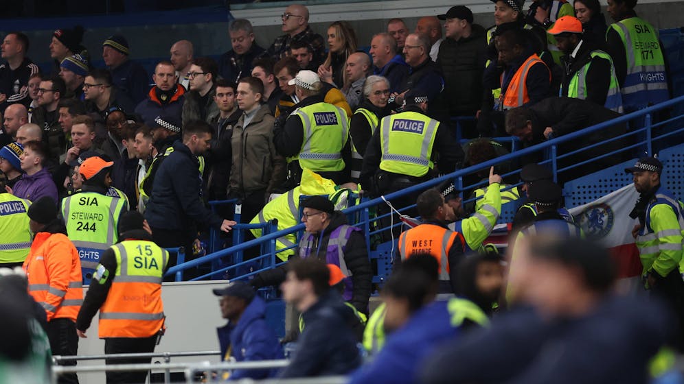 Fan stürzt beim Jubeln von Tribüne schwer verletzt Fussball Heute.at