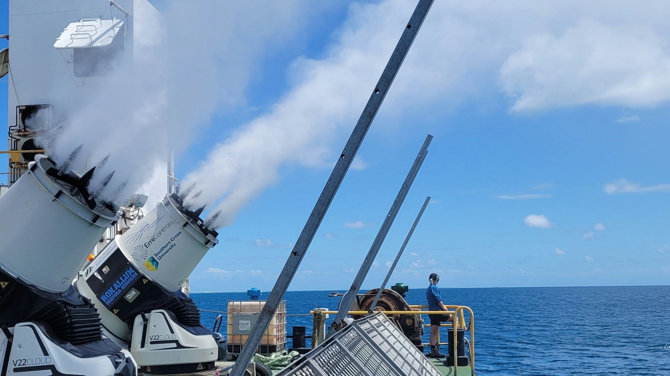 Versuch in Australien: Zwei Generatoren (Modell V22) sprühten von einem Schiff aus über Hochdruckdüsen Salzwasser in die Luft