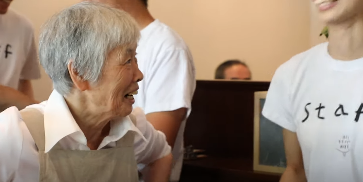 Wieder Kontakt zu Menschen haben: Dieses Restaurant möchte demenzkranke Menschen wieder ein wenig Normalität bieten.