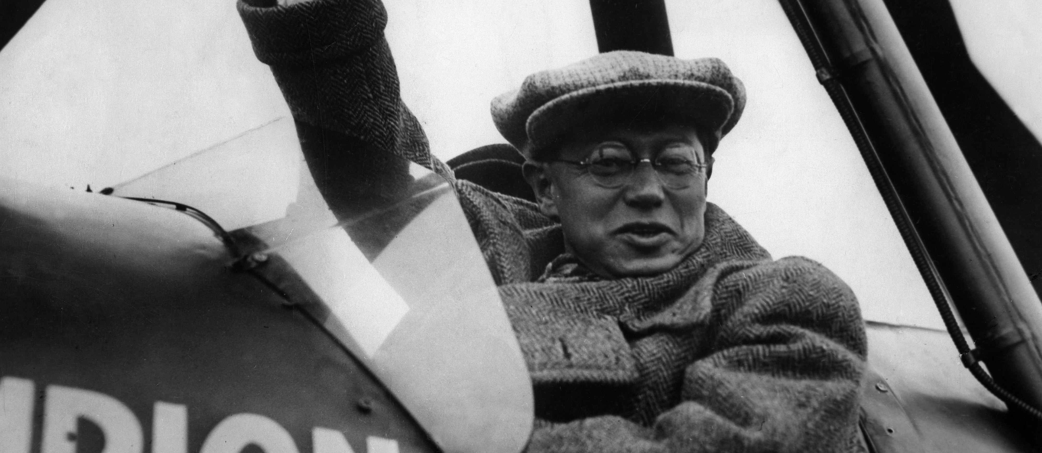 Der Schriftsteller Lion Feuchtwanger ("Jud Süß") in einem Flugzeug nach der erfolgreichen Flucht nach New York