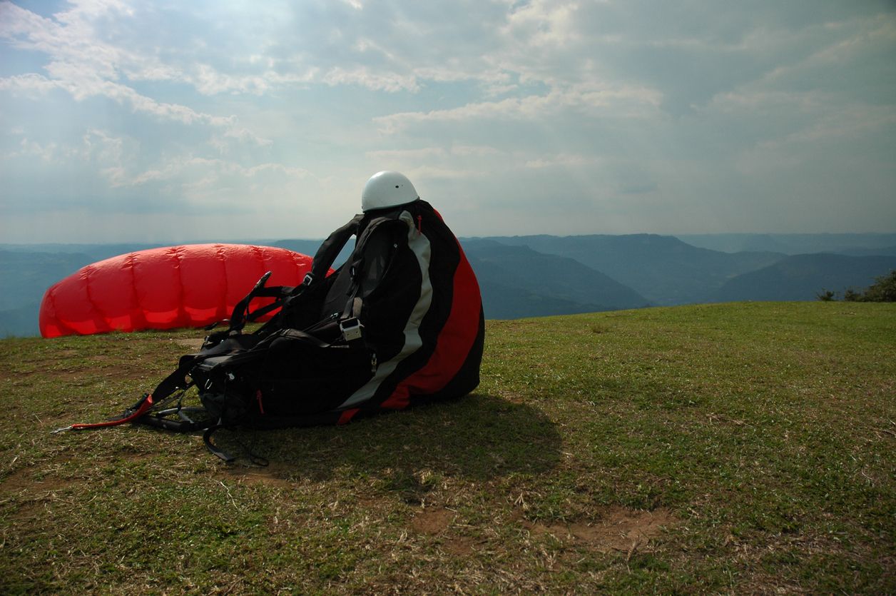 In der Steiermark ist ein 20-jähriger Mann mit seinem Paragleiter abgestürzt. (Symbolbild)