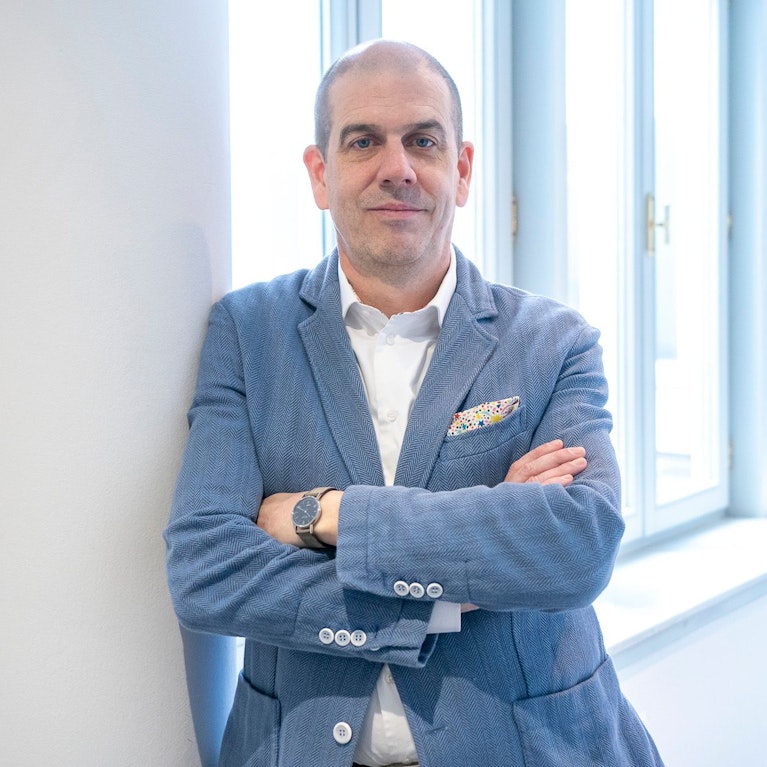 Der Druck wurde übermächtig. Immer mehr ÖVP-Politiker legten Wirtschaftskammer-Präsident Harald Mahrer den Rücktritt nahe, am Donnerstag trat er ab. Experte Peter Hajek im Video-Podcast über Eitelkeiten, Hofnarren und den Schweige-Kanzler.