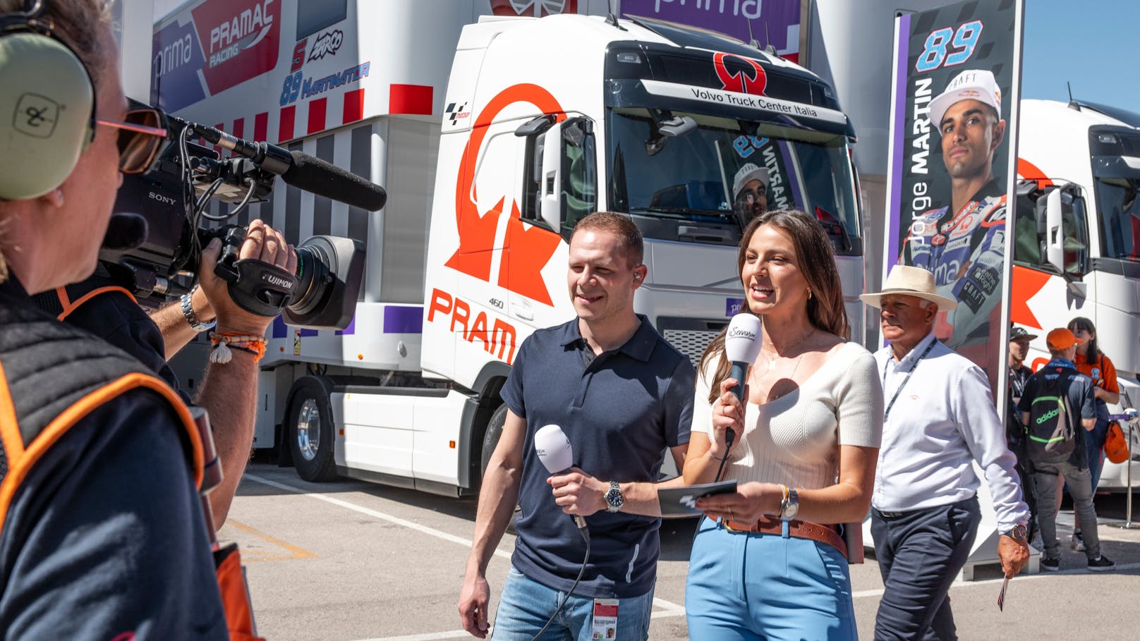 ServusTV-Lady Alina Marzi und Experte Stefan Bradl, Honda-Testfahrer.