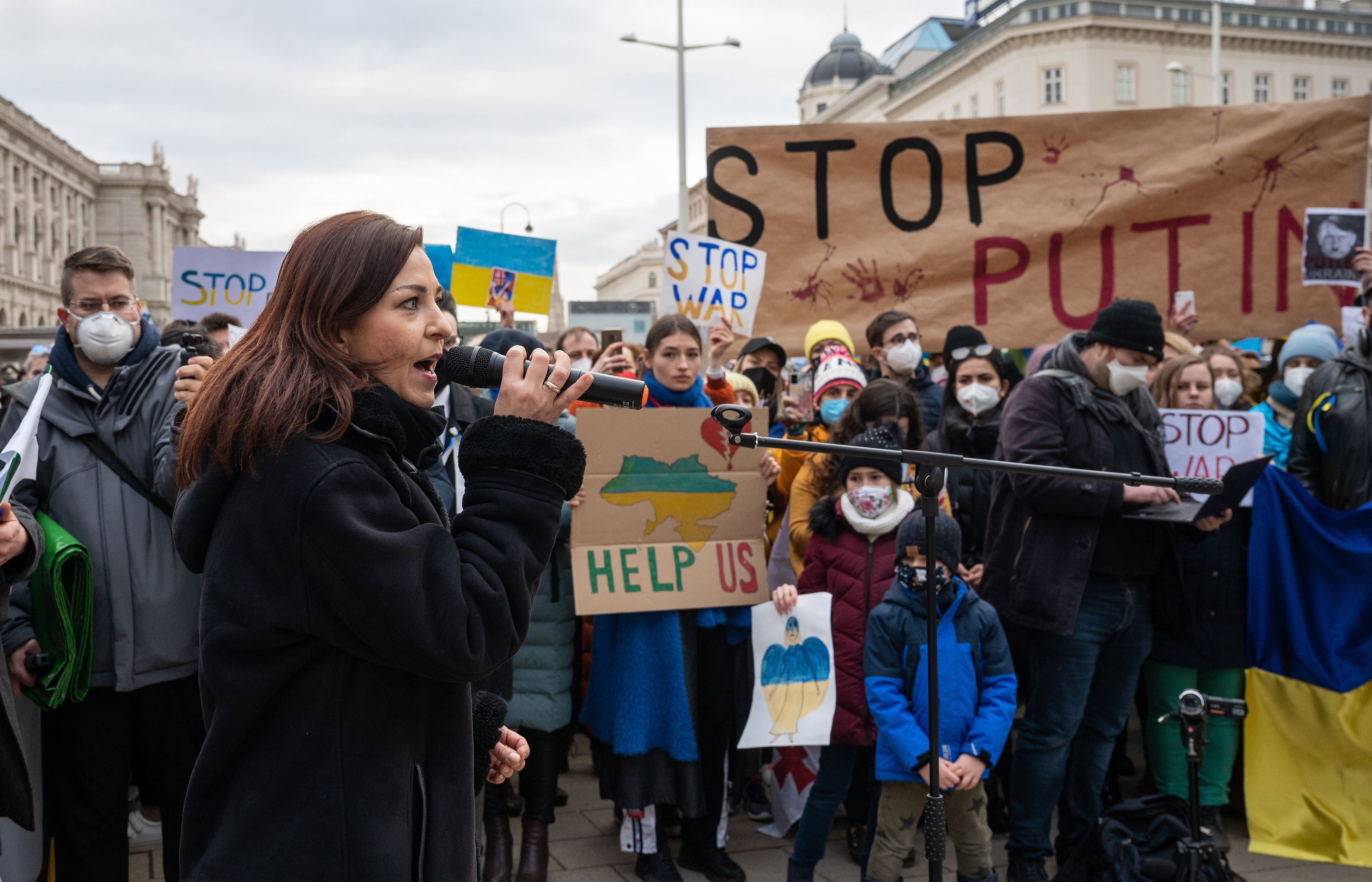 Die Sprecherin für Außenpolitik der Grünen, Ewa Ernst-Dziedzic, bei einer Kundgebung gegen die Invasion Russlands am Platz der Menschenrechte