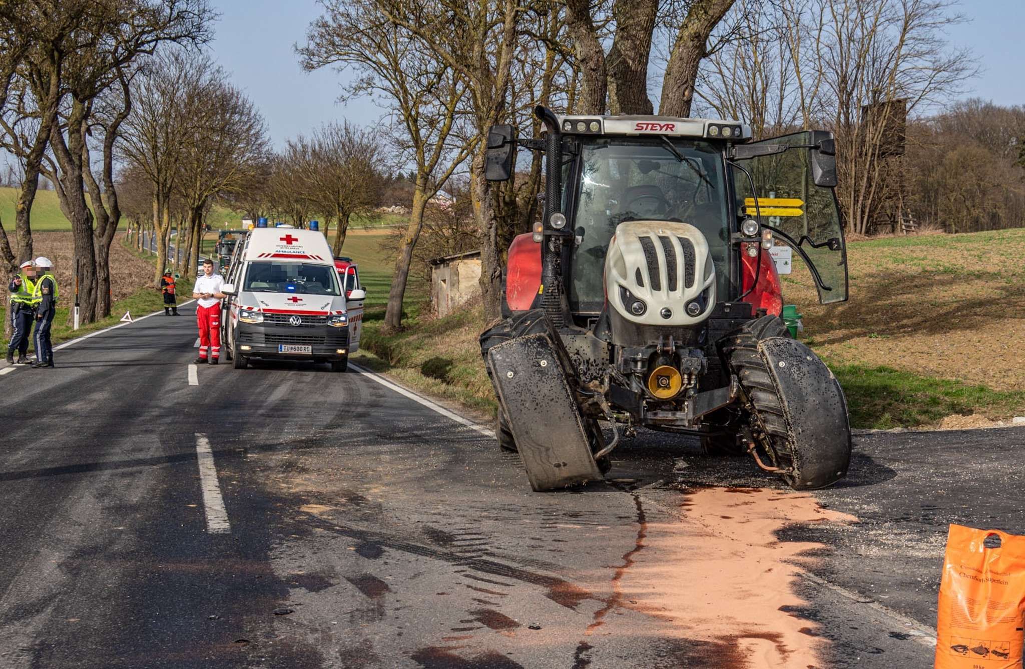 Lenkerin krachte mit Pkw in Traktor.