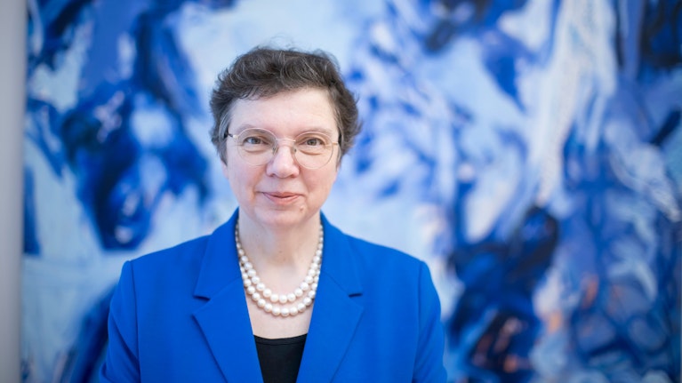 An den Märkten herrscht keine Krisenstimmung, auch die Inflation fällt. Warum also boomt der Goldpreis? Börsen-Expertin Monika Rosen klärt auf.