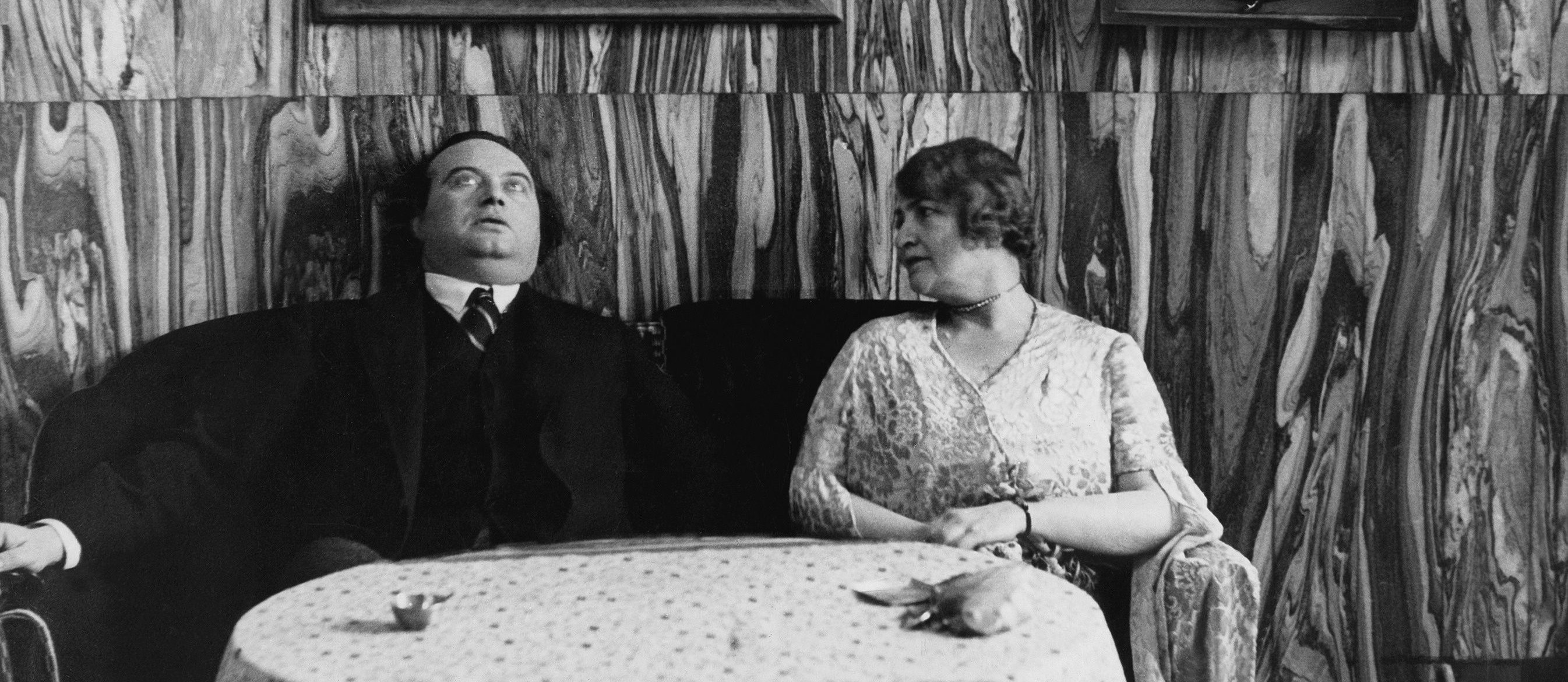 Der österreichische Schriftsteller Franz Werfel sitzt zusammen mit seiner Frau Alma Mahler-Werfel auf einer Couch