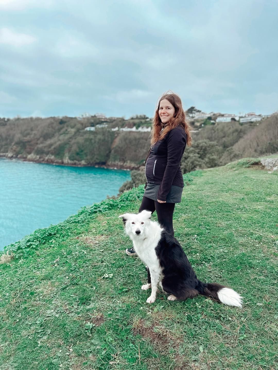 Sarah Fink ist erfolgreiche Tiertrainerin, sie hält Seminare und klärt auf Social Media Plattformen über Hunde auf.