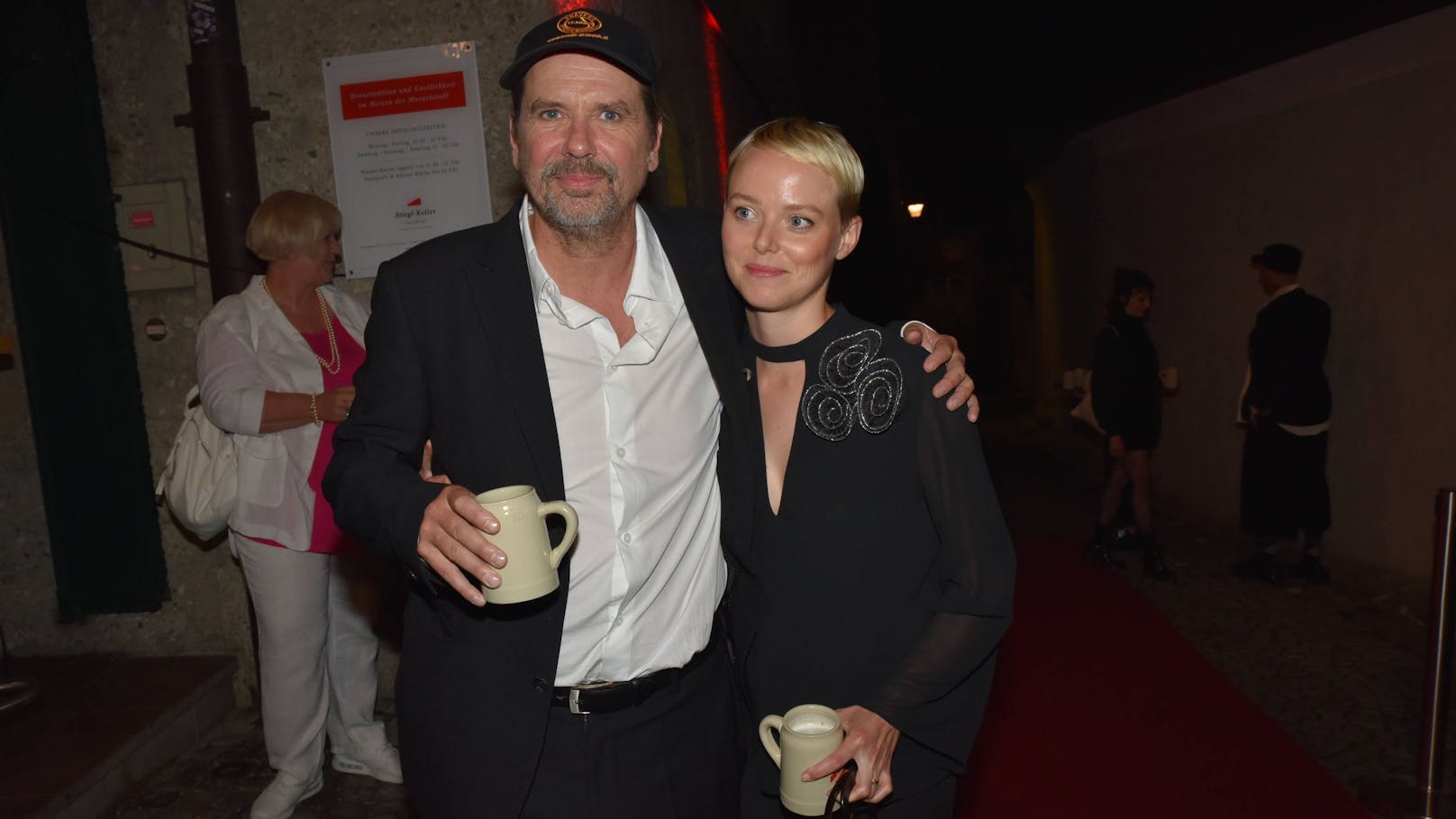 Michael Maertens mit seiner Lebensgefährtin Marie Luise Stockinger nach der Premiere des Salzburger "Jedermann" im Juli 2023
