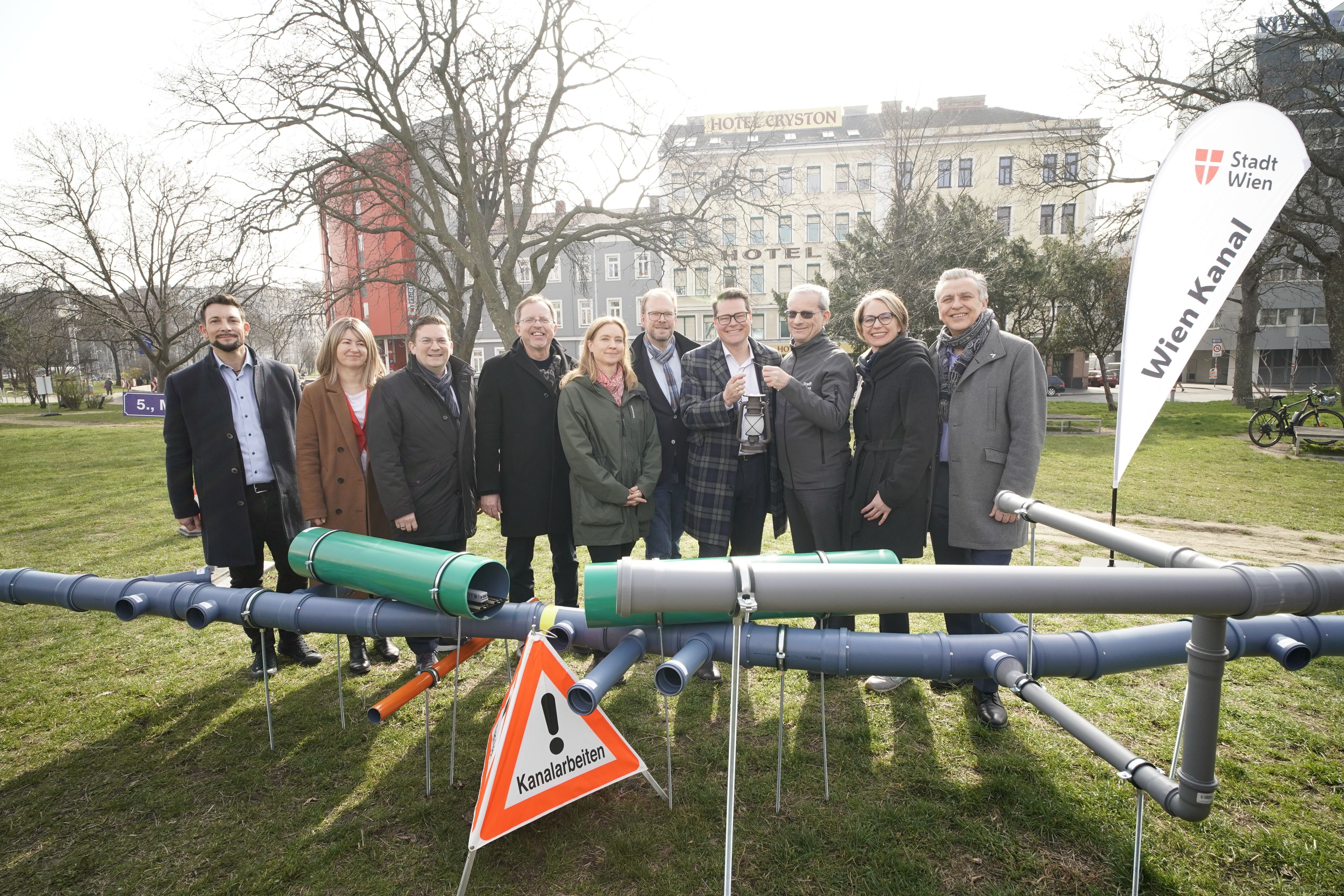 Klimastadtrat Jürgen Czernohorszky (SPÖ) übergab gemeinsam mit den Bezirksvorstehern der angrenzenden Bezirke symbolisch eine Baulampe zum Start des Kanal-Ausbaus.&nbsp;