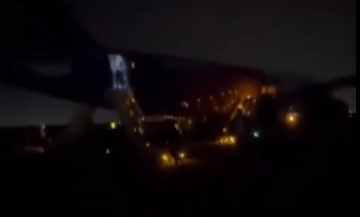 Das Flugzeug wurde evakuiert und durchsucht.