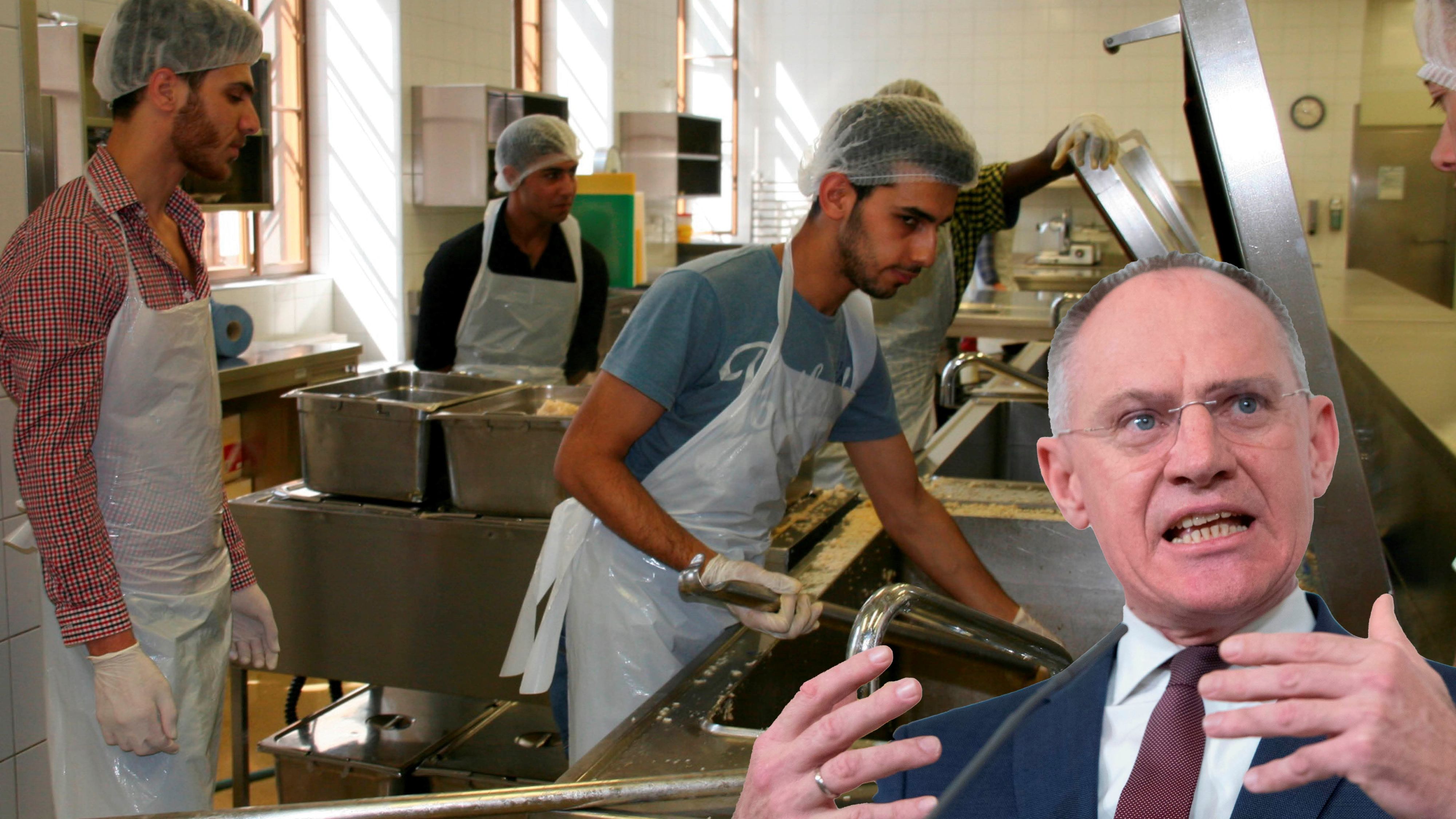 Blick in die Kantine in Traiskirchen, rechts im Bild Innenminister Karner. Die generelle Arbeitspflicht für Asylwerber kommt nicht.